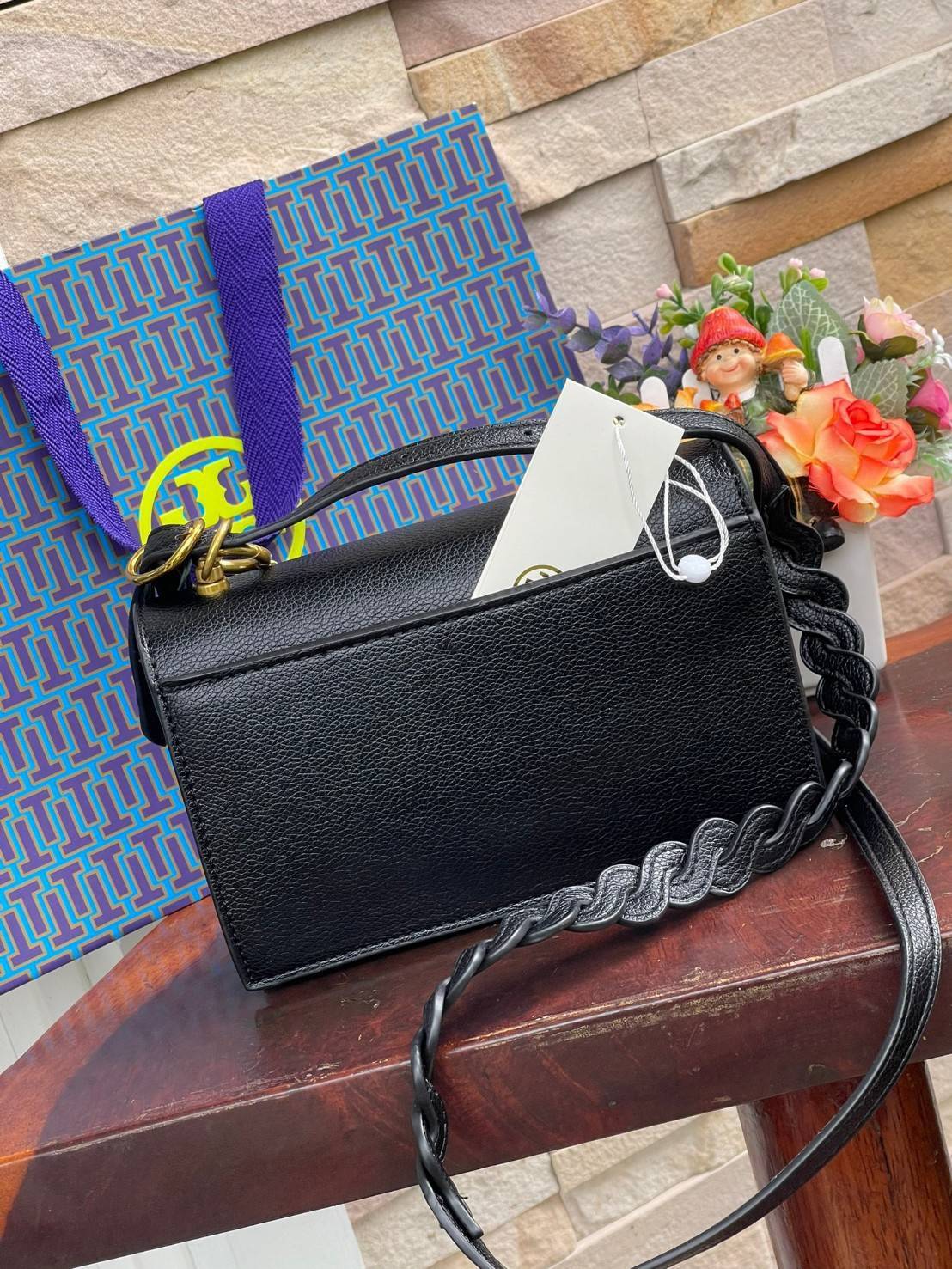 Tory burch miller mini bag หนึ่งในแบรนด์เนมยอดฮิตระดับโลกที่สายแฟชั่นตัวจริงต้องมีสักใบในตู้ เพราะเป็นแบรนด์ที่เหล่าบรรดาเซเลปและดาราใช้กันเยอะมาก รุ่นก็เป็นอีกหนึ่งใบที่คุ้มค่าคุ้มราคามากค่ะ ด้วยดีไซน์กึ่งทางการ กึ่งลำลอง จึงใช้งานได้หลายโอกาส แม้จะมีขนา