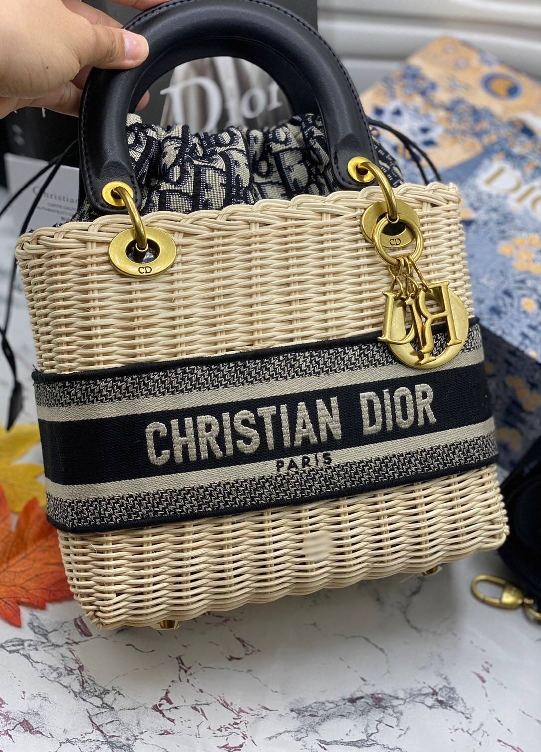 Medium Lady Dior Bag Natural Wicker and Dior Oblique Jacquard [Blue/Latte] เสน่ห์ที่สง่างาม พร้อมส่งที่ไทย ภาพสินค้าถ่ายจากงานขายจริง ใช้งานต่างประเทศได้ค่ะ