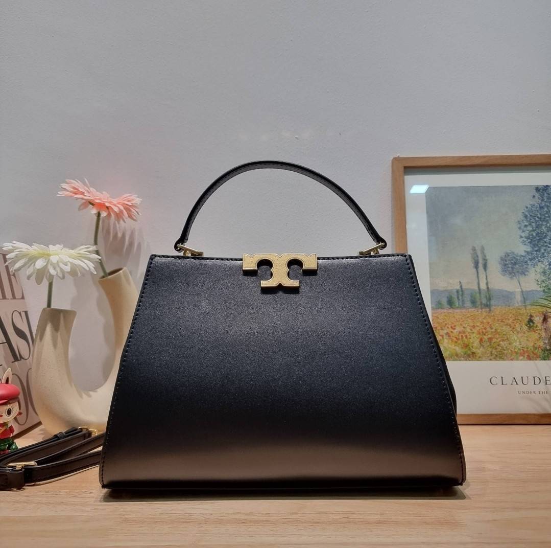 TORY BURCH ELEANOR SPAZZOLATO SATCHEL ใหม่และดูดีเกินต้าน กับกระเป๋าถือทรงสวย ใบใหญ่ ดีไซน์ผู้ดีเรียบหรู ถือขับผิวไปเลยทุกสี สวยคม มาพร้อมหูจับในตัว