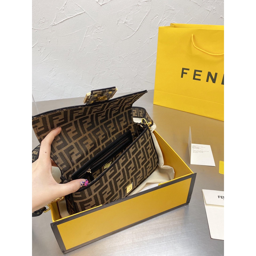 VIP 】FENDI VINTAGE BAGUETTE SHOULDER BAG 2size กระเป๋าสะพายทอลายโมโนแกรม อะไหล่ทองหรูหรา มี 2 ขนาด ทนทาน มาพร้อมสาย 2 แบบ สำหรับคล้องแขน และสายครอสบอดี้ เปิด-ปิดด้วยกระดุมแม่เหล็ก ภายในเป็นช่องโล่ง ใส่โทรศัพท์ พร้อมเสิร์ฟความสวยให้ถึงบ้านจ้า วัสดุผ้าทอลาย