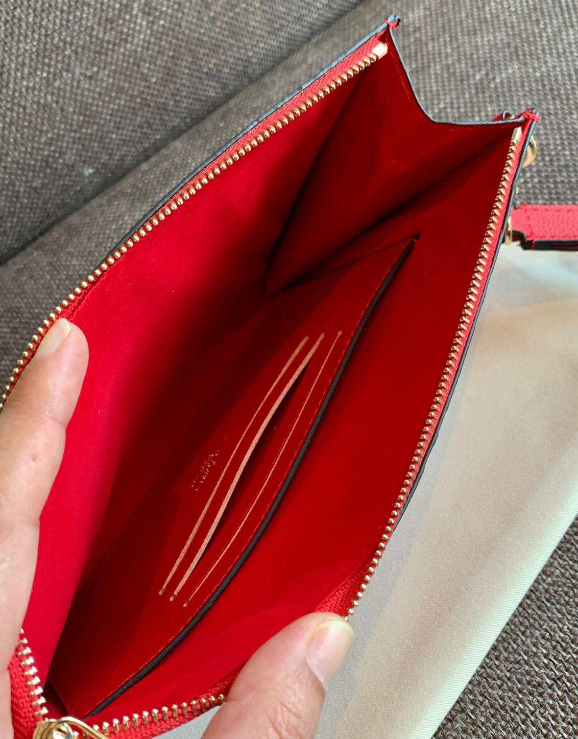 VIP 】จัดสินค้าคุณภาพมาให้สาวๆได้ใช้กันค่าา😘 Louis Vuitton Pochette Mélanie MM Monogram ใช้ขึ้นเครื่องได้เลย✈️ ✔️กระเป๋า ทรงคลัท แบบมีสายคล้องมือ ถอดออกได้หนึ่งสาย ✔️หนังแท้หนา ลายหนังพิมพ์ลายแบรนด์ได้สวยงามมากๆค่ะ