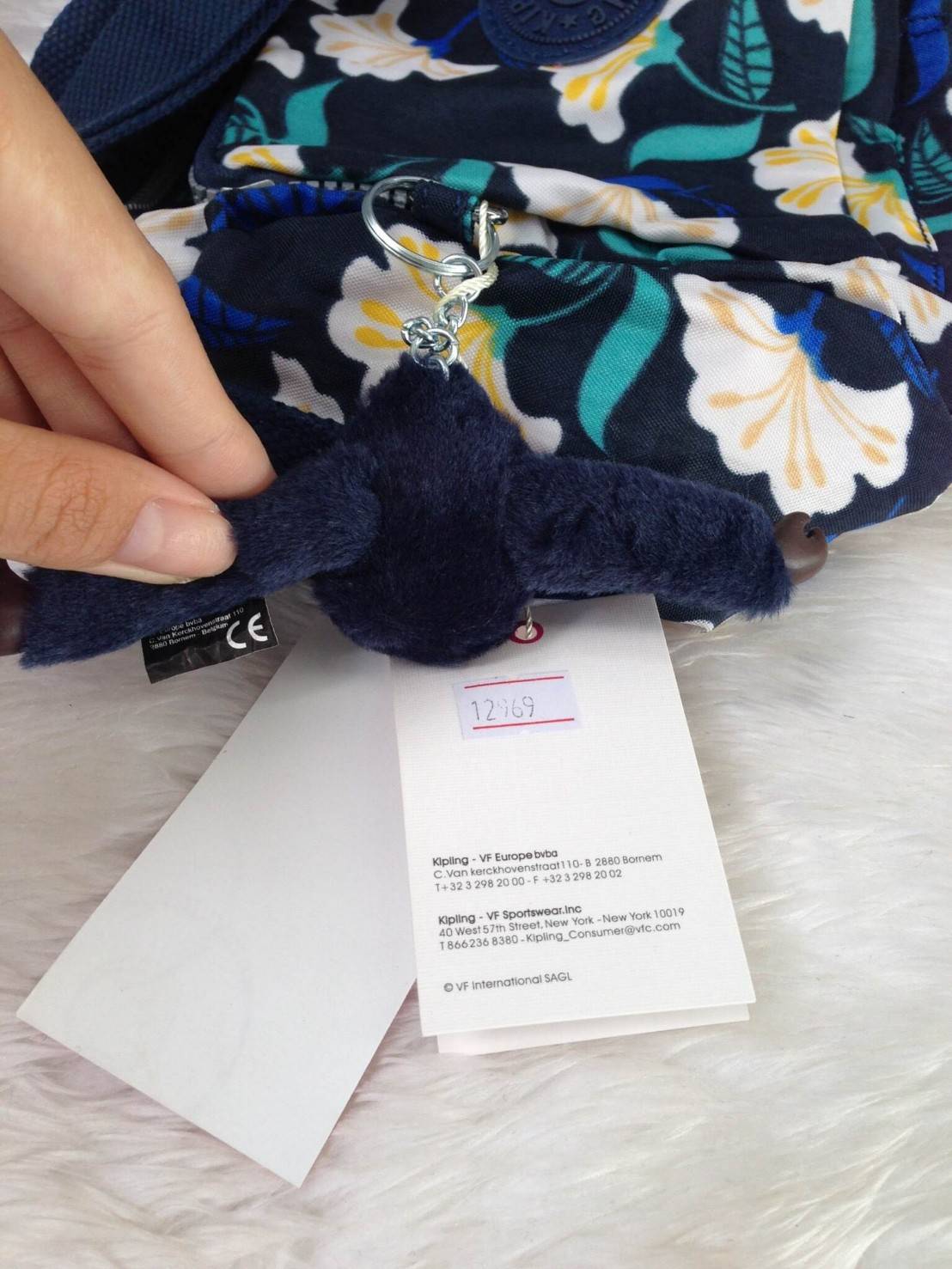 กระเป๋าสะพาย KIPLING รุ่น Reth วัสดุไนล่อนคุณภาพดี มาพร้อมดีไซน์ทันสมัย และสามารถใช้งานได้อย่างดี เข้ากับทุกการแต่งตัว โดดเด่นด้วยพื้นที่ภายในและช่องต่างๆ ที่ให้คุณจัดเก็บของสำคัญได้ครบถ้วน ไม่ว่าจะเป็นมือถือ ปากกา หรือไอเท็มจำเป็นของคุณ สายสามารถปรับและถ