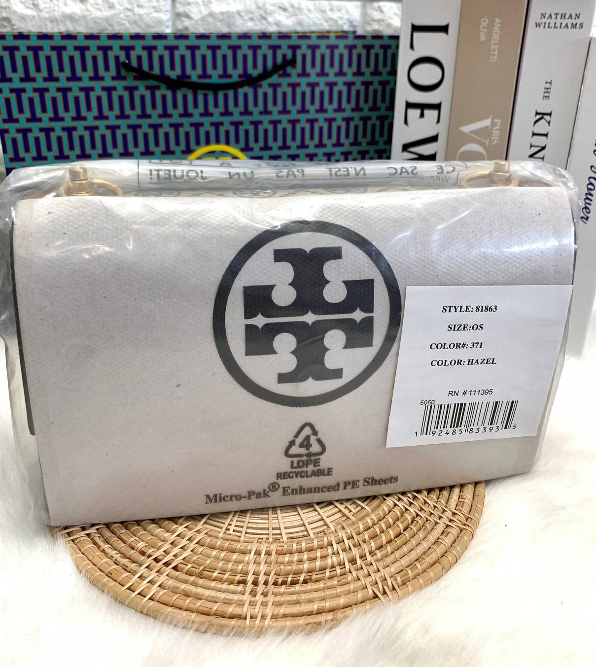 คุณภาพจัดเต็มกันเลยค่าา😘Tory Burch T Monogram Jacquard Shoulder Bag ห้ามพลาด! กระเป๋าสะพายแบบครอสบอดี้ร์ วัสดุJacquard+หนังแท้ชั้นดี ได้ลงตัวสวยงาม รูปแบบร่วมสมัยตามแบบฉบับแบรด์ได้ดีทีเดียวค่ะ! เปิดปิดกระเป๋าแบบอะไหล่แบรนด์ล็อคแม่เหล็ก