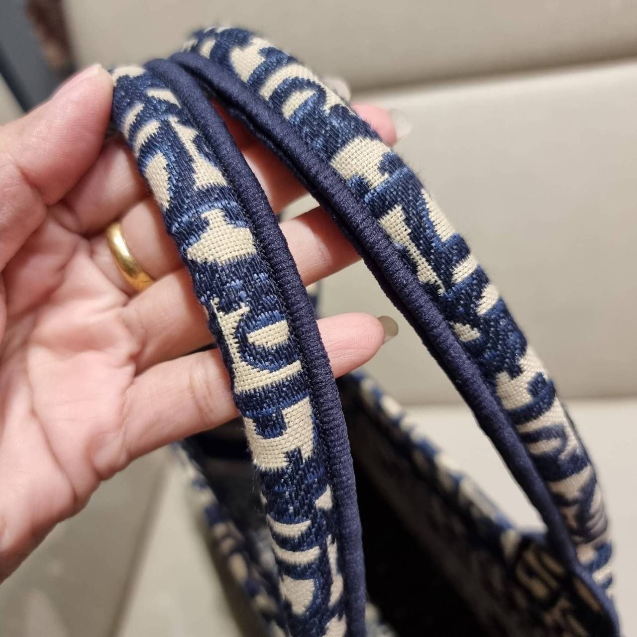 VIP 】HOT ARRIVAL!! DIOR CD SHOPPING BAG WITH GWP กระเป๋าทรงช้อปปิ้งใบใหญ่ จุใจ!! พรีเมี่ยมกิ๊ฟรุ่นดับเบิ้ลฮอต ดีไซน์คลาสสิควินเทจ สวยหรู วัสดุผ้าแคนวาสลายกราฟฟิค ภายในโล่งกว้างมากๆ ใส่ของจุสุดๆ โน้ตบุ้ค ไอแพด กระเป๋าสตางค์ มือถือ หรือเสื้อผ้ายังได้ สะพายค