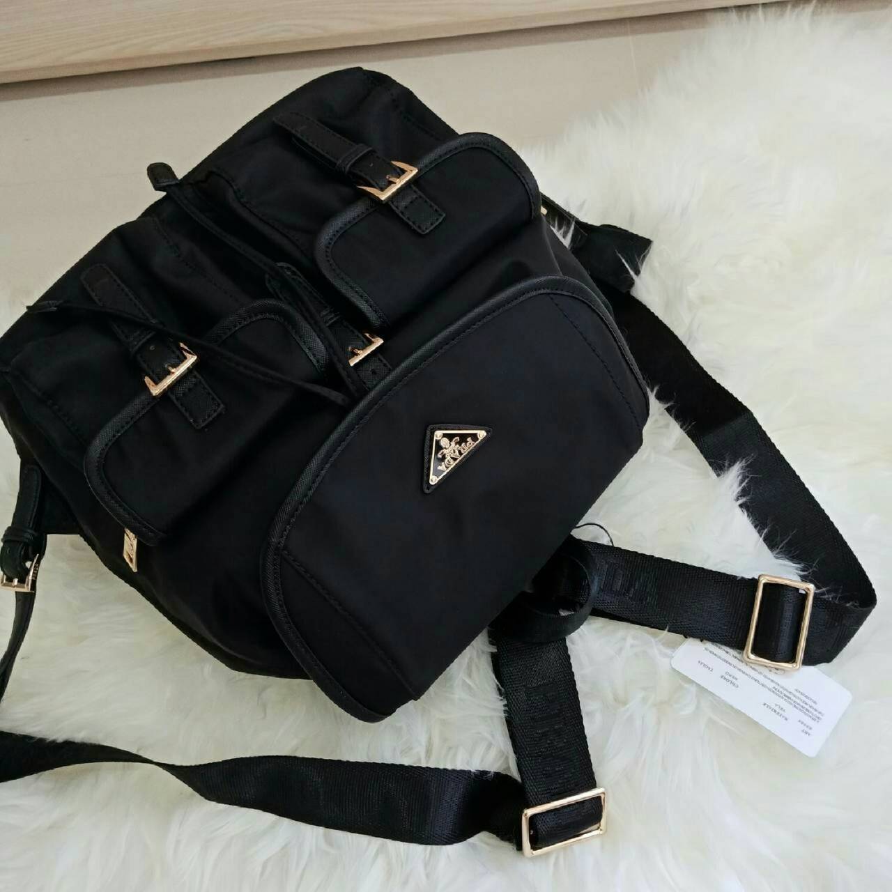 Prada nylon backpack with pocket กระเป๋าเป้ทรง signature จาก วัสดุ nylon เนื้อหนา ด้านหน้าประดับ logo brand, มีช่องใส่ของ 2 ช่อง กระเป๋าเปิดปิดด้วยกระดุมแม่เหล็ก และ drawstring ด้านในมีป้ายหนัง logo brand บุผ้าลายแบรนดอย่างดี สายสะพายปรับได้ freesize สายก