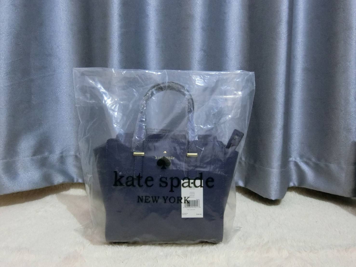 KATE SPADE NEW YORK CEDAR STREET HAYDEN BAG กระเป๋าถือหรือสะพายหนัง Saffiano สวยหรูอยู่ทรงสไตล์ PRADA ด้านหน้าประดับโลโก้สีทองสวยไฮโซ ภายในมีช่องซิปและช่องเล็ก ซับในอย่างดีสกรีนลาย Kate Spade กว้างและจุ ใส่ ipad mini กระเป๋าสตางค์ ของใช้ได้เยอะ มีหมุดรองฐ