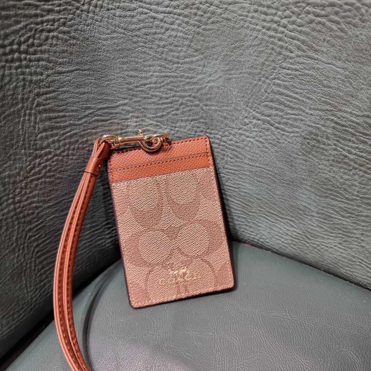 COACH ID LANYARD IN COLORBLOCK SIGNATURE CANVAS ง่ายๆแบบไม่ธรรมดา!! คลาสสิคแต่มีดีเทลโดดเด่น!! กระเป๋าถนอมบัตร พร้อมสายคล้องคอ ดีไซน์ลวดลายสวย ดูดีทุกแบบ ใช้งานง่าย พกพาสะดวก จะใส่บัตรพนักงาน บัตรเครดิต บัตรปชช. ใบขับขี่ และบัตรอื่นๆที่อยากจะใส่!! ตามใจไป