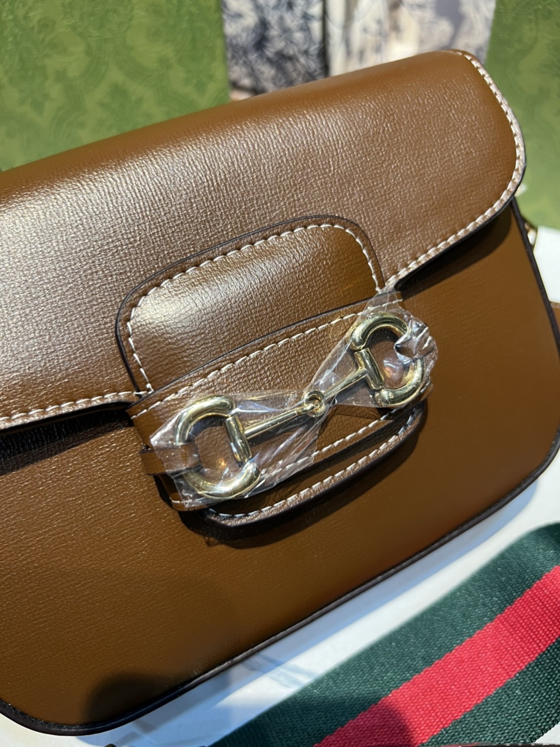 หนังแท้ GUCCI Horsebit 1955 mini bag GG Supreme canvas ที่สุดของรุ่นที่ฮอตหนักมาก คอลเลคชั่นที่ยอดขายดีตั้งแต่วันแรกที่ลง shop ด้วยรูปทรงที่กะทัดรัด ตอบโจทย์ได้ทุกลุค ทุกไลฟ์สไตล์ ใช้งานได้ง่ายคล่องตัว เรียกได้ว่าใครไม่มีได้ยังไง สวยขนาดนี้!!