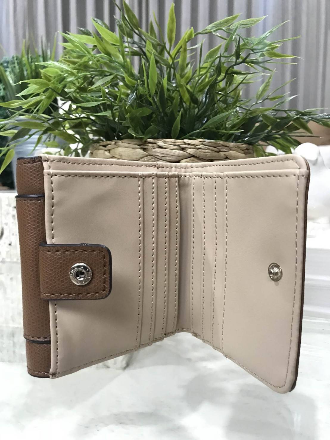 GUESS FACTORY WOMEN'S SHORT WALLET New arrival! กระเป๋าสตางค์ใบสั้นรุ่นแนะนำ หนังสวยอยู่ทรง ด้านหน้าประดับโลโก้แบรนด์ ภายในมีช่องใส่ธนบัตร 2 ช่อง มีช่องใส่รูป, บัตร และช่องใส่เหรียญค่ะ