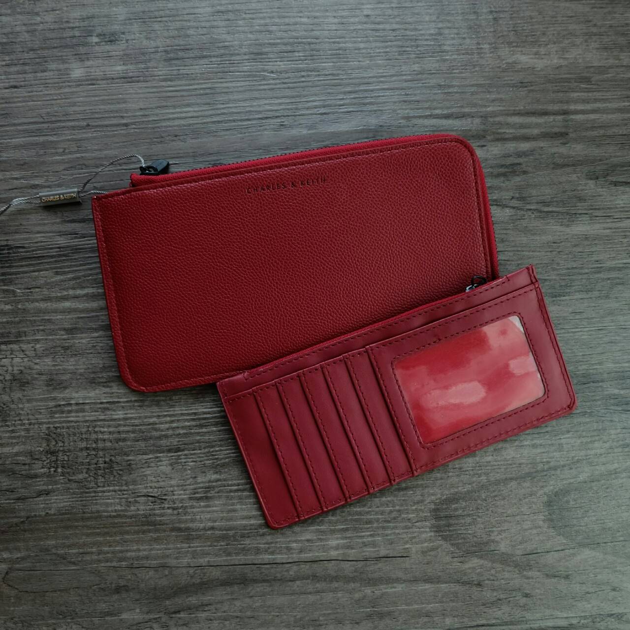 Charles & Keith Zip Wallet กระเป๋าสตางค์ใบยาว บาง พกพาสะดวก แถมกระเป๋าใบเล็กใส่บัตรให้อีก 1 ใบ เปิด - ปิดกระเป๋าด้วยซิป ภายในมีช่องใส่บัตรหลายช่อง และช่องใส่ธนบัตร ใบจริงสวย น่าใช้ทุกสีเลยค่าา