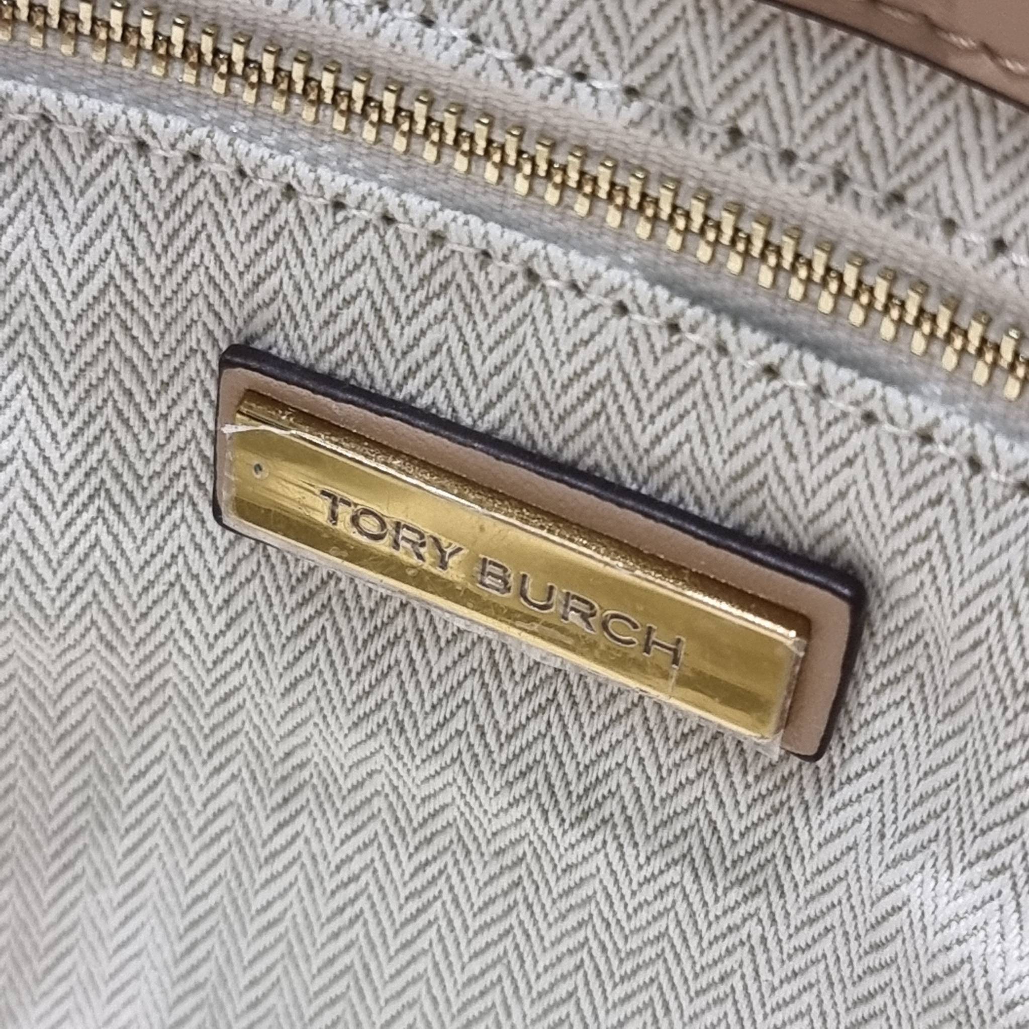 TORY BURCH KIRA CHEVRON TOTE กระเป๋าสะพายรุ่นที่ใครๆก็ต้องมี กับทรงโท้ทไซส์ใหญ่ ใช้ยังไงก็ดูหรู ดีไซน์เฉพาะตัว วัสดุหนังสัมผัสนิ่ม