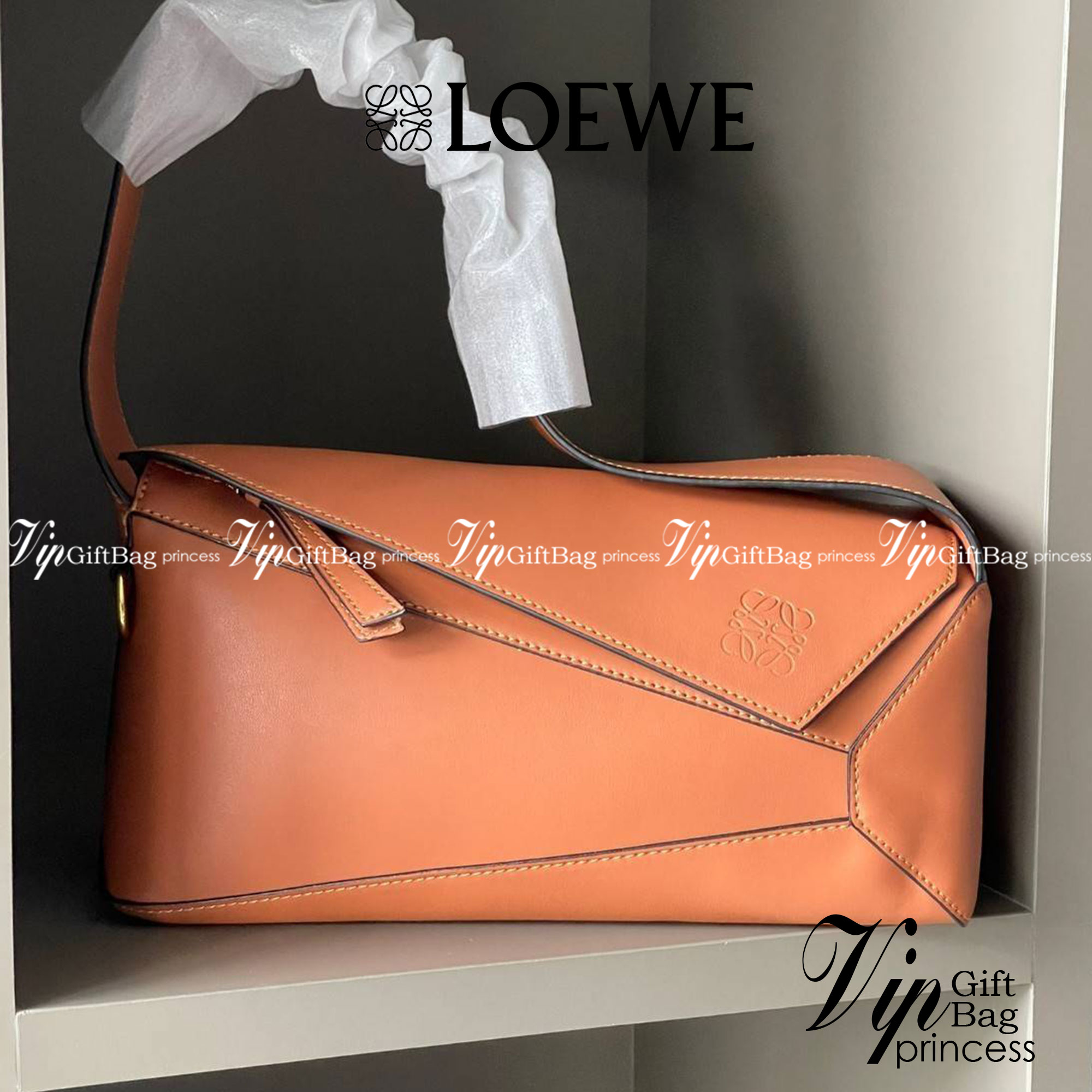 Loewe Puzzle Hobo bag กระเป๋ารุ่น Puzzle มีความพิเศษในหลายด้าน ไม่ว่าจะเป็นรูปทรงที่แปลกใหม่ มินิมอลด้วยโลโก้อนาแกรมแบบประทับ ดูหรู เป็นกระเป๋า Unisex ที่ไม่ว่าคุณจะเป็นผู้หญิงหรือผู้ชายก็ใช้งานได้ ลายกระเป๋าได้มาจากการนำหนังมาเย็บต่อกันทั้งหมด ถึงแม้ว่าข