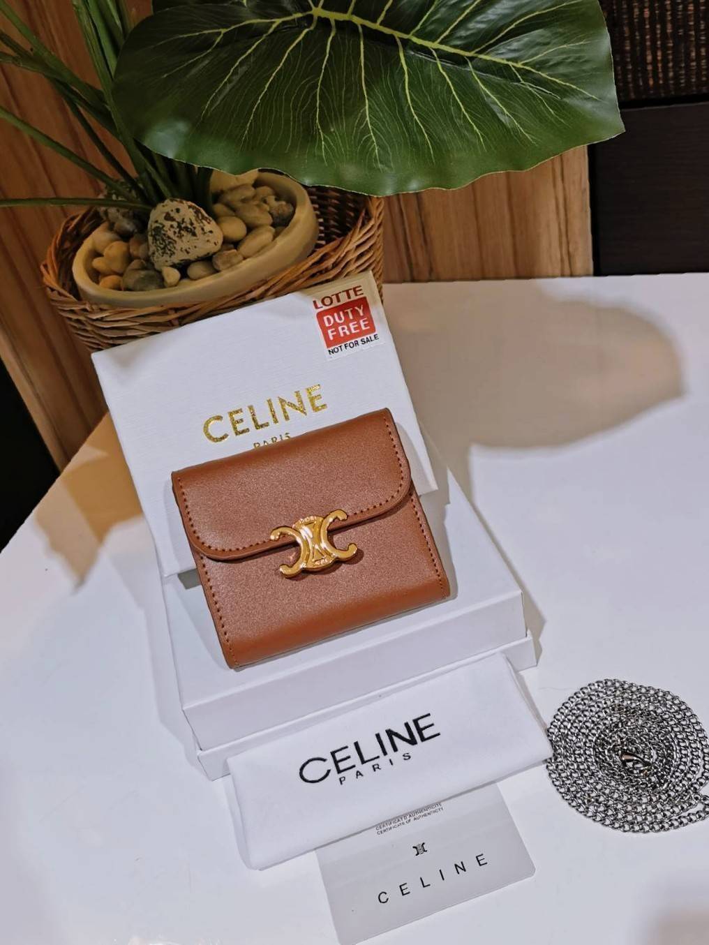 CELINE SHORT WALLET VIP กระเป๋าสตางค์ซีลีน หนังเรียบสวยอยู่ทรงมีโลโก้ด้านหน้าเปิดปิดด้วยฝาพับกระดุม ภายในมีช่องแบ่งหลายช่อง มีช่องใส่บัตรหลายช่อง ช่องใส่เหรียญ ช่องใส่ธนบัตร ใส่แบงก์พันได้เหมือนกระเป๋าสตางค์ยาวไอเท็มแนะนำ ล๊อตพิเศษ!! แถมสายโซ่สามารถสะพายไ