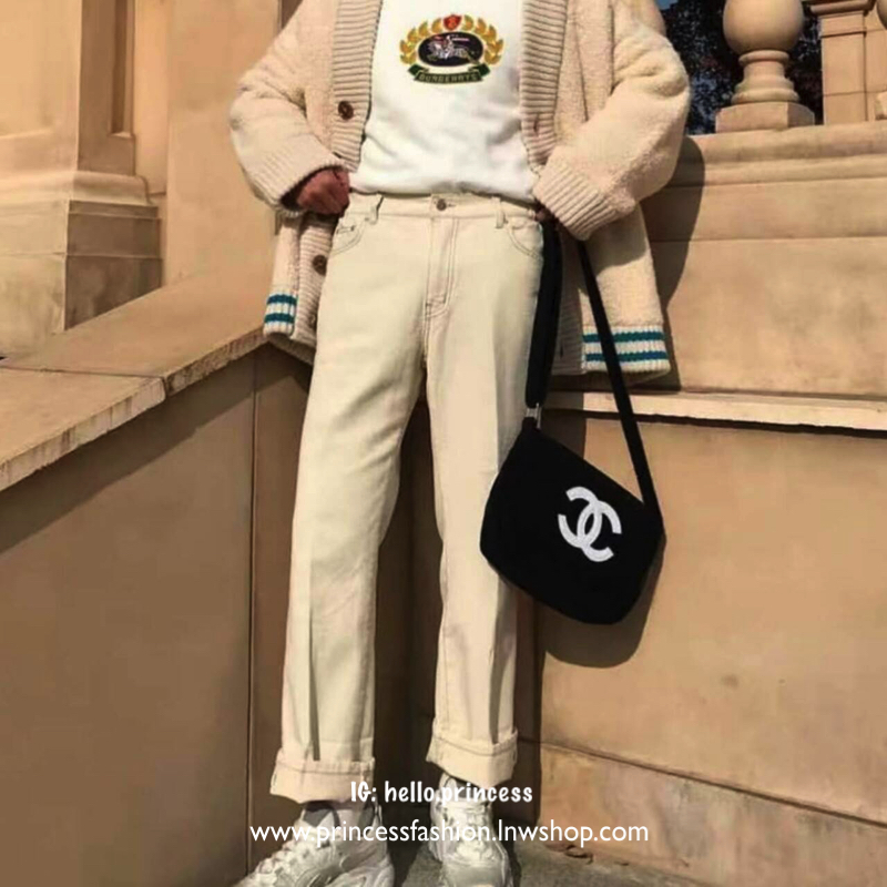 MUST HAVE ITEM 2019 !! รุ่นยอดฮิตของ *วัยรุ่นสายสตรีท ทั่วโลก จากงาน CHANEL VIP GIFTของแท้ 100% เป็นกระเป๋า ใบสวยรุ่นหายาก ขนาดกำลังดี ใช้ได้ทั้งหญิงชายเลยค่ะ ขนเฟอร์นิ่มมากกก เก็บของอย่างดี น้ำหนักเบา ด้านในมีช่องใส่ของจุกจิก MIX ได้หลากหลายแนว กับราคาสบ