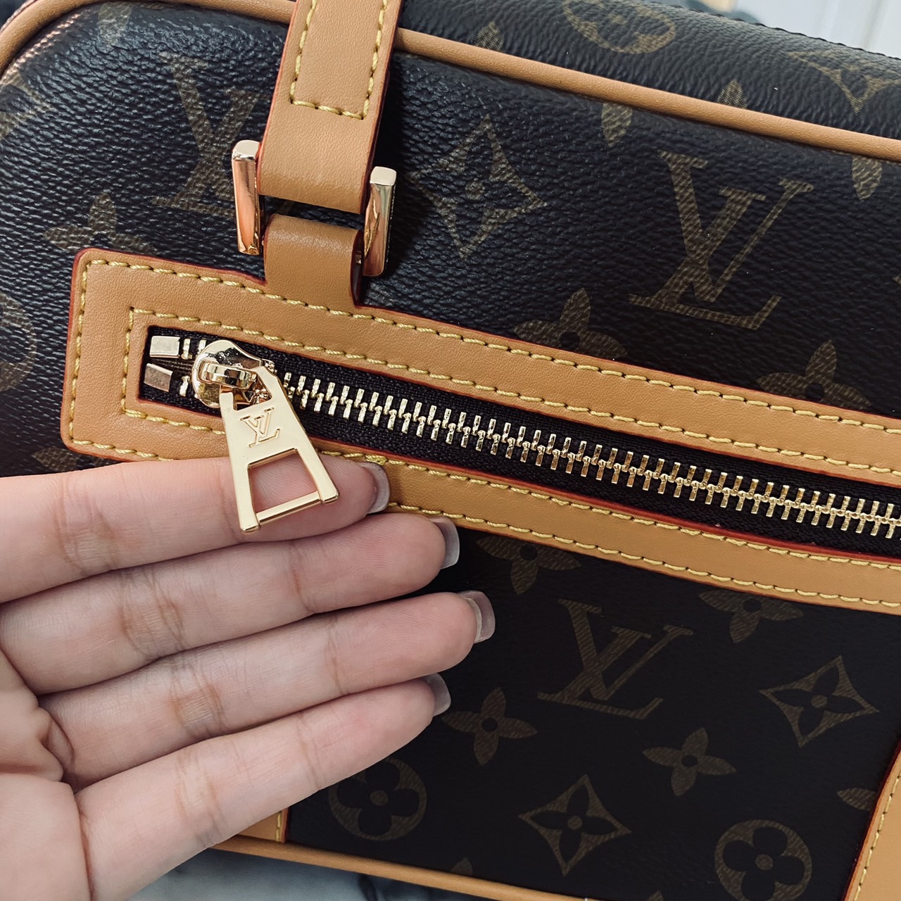 LV Cite Monogram Canvas Handbags หลงรักน้องเข้าแล้วค่า กับกระเป๋าสะพายวินเทจรุ่นยอดนิยม ทรงสะดวกใช้ ดีไซน์สุดคลาสสิค ใช้ได้ทุกวัน ใบจริงสวยน่าใช้มากๆ จัดให้ครบเซ็ท ล็อทนี้ราคาดีมาก สวยเกินราคา ตรงปก พร้อมเสิร์ฟความสวยให้ถึงบ้านไปเลยจ้า