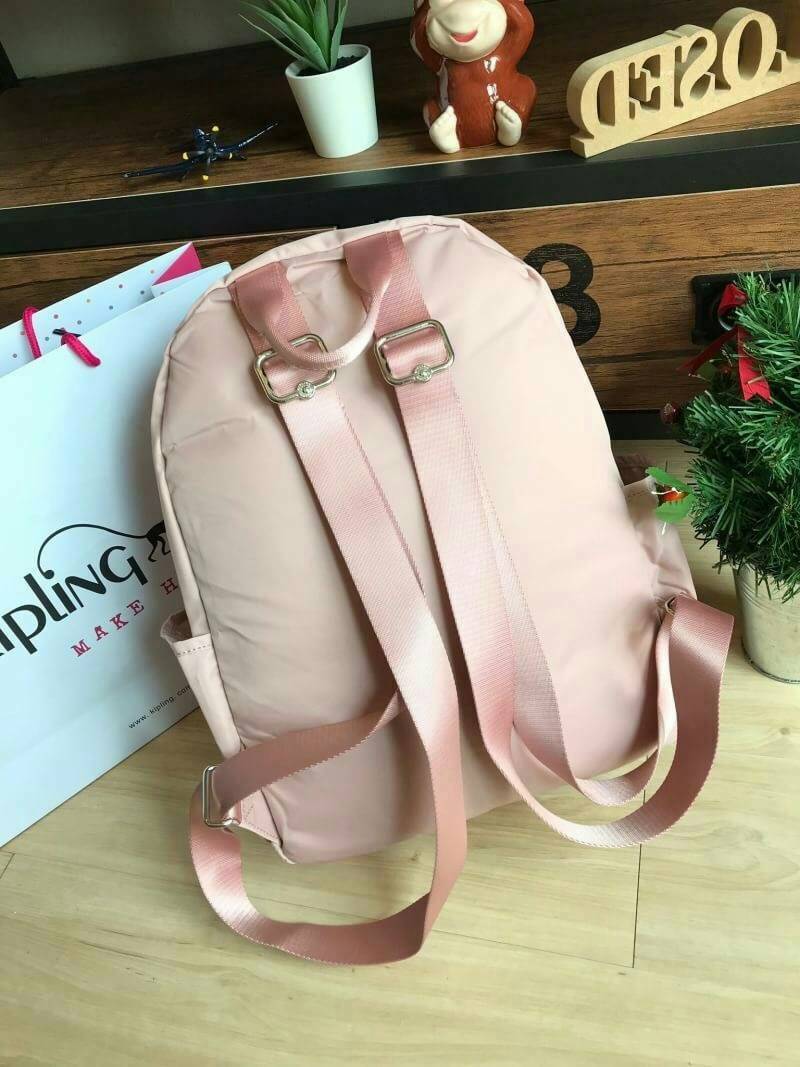 KIPLING IMMIN BACKPACK อีกcollection!ของรุ่นImmin กระเป๋าเป้สะพาย วัสดุPolyamide100% กันน้ำได้ ขนาดกำลังดี ใช้งานได้ทุกวัน เปิดปิดด้วยซิปคู่ ภายในมีช่องแยกเป็นสัดส่วน ประดับพวงกุญแจรุปหัวใจลายหินอ่อน ถอดแยกใช้งานได้ ราคาสุดคุ้มเลยคร้า!!