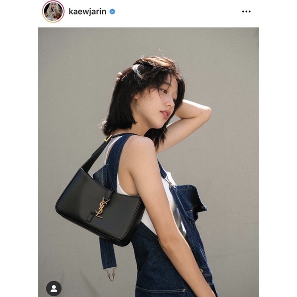 VIP 】YSL Saint Laurent Le 5 à 7 Leather Hobo Bag พร้อมส่ง 4สี รุ่นยอดนิยม ใบนี้เลย!! สวยหรู กระเป๋าสะพายไหล่ ดีไซน์อยู่ทรงคลาสสิคแฝงความหรูด้วยโลโก้สีทองอร่ามโดดเด่น วัสดุหนังเรียบ สาวๆที่รออยู่ต้องรีบจัด รีบมีเป็นของตัวเองกันน้า ราคาสุดคุ้มที่นี่ที่เดียว