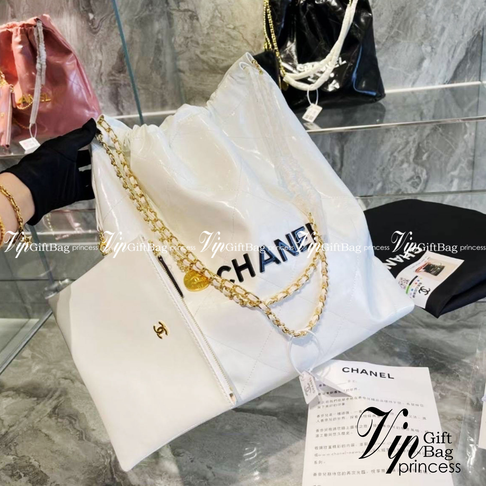Chanel ss22 Logo CC shopping tote / Chanel 22 handbag มาแรงที่สุดในตอนนี้ก็คือรุ่นนี้เลย ใช้งานง่ายรุ่นนี้สามารถใช้ได้ทั้งผู้หญิงและผู้ชายน้า เกินต้านที่สุดกับไอเท็มนี้ ที่สาวๆหรือใครๆก็ต้องมีแล้ว!! แค่เห็นก็หลงรัก กระเป๋าทรงสวย