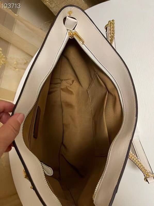 COACH Tote in Signature Canvas Bag กระเป๋าสะพายทรงช้อปปิ้ง สายกระเป๋าเป็นหนังสลับโซ่ทองสวยงาม เพิ่มความหรูหรา ภายในโล่งกว้างใส่ของได้เยอะมาก วัสดุ Canvas เคลือบลายซิกเนเจอร์และหนัง พร้อมซิปกลางเก็บของได้มิดชิดเลยค่ะ มี 3 สี น้ำตาล ดำ ขาว