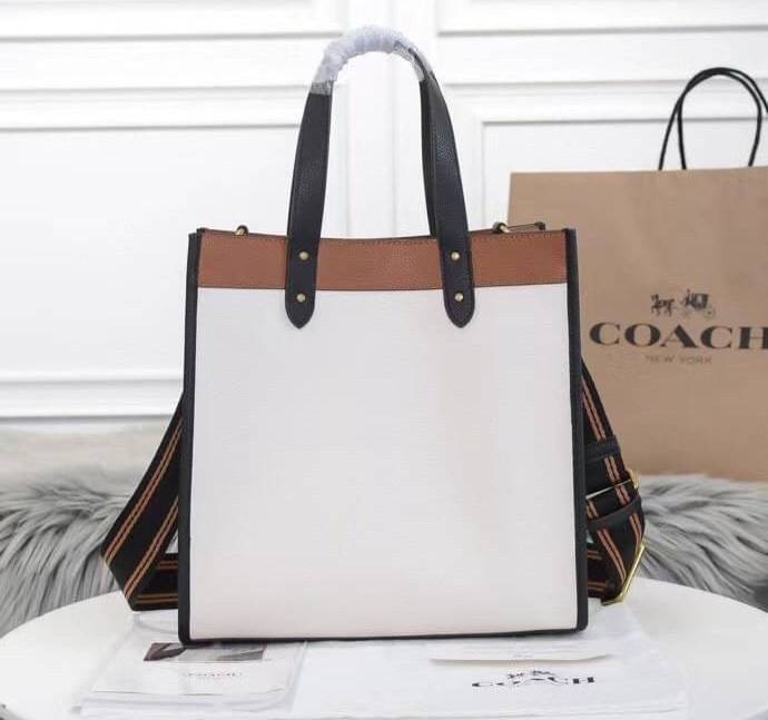 OUTLET 】FIELD TOTE 22 IN COLORBLOCK WITH COACH BADGE พร้อมส่งที่ไทย