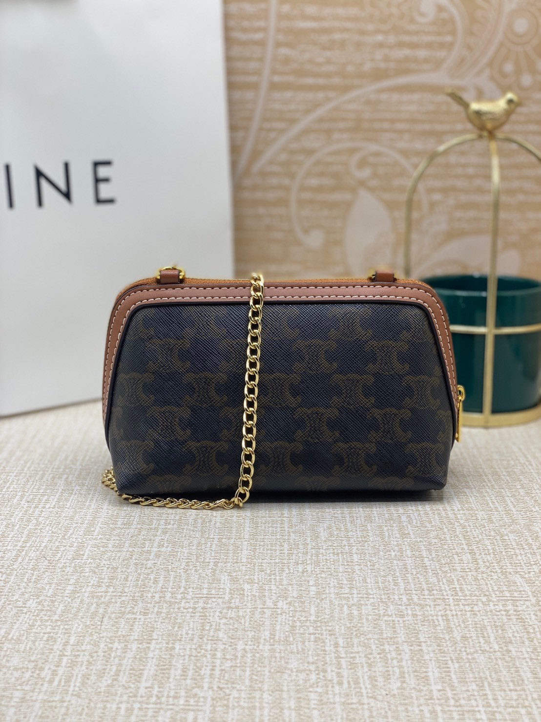 CELINE POUCH 16cm / CELINE TRIOMPHE Triumphal Arch Canvas / CELINE CLUTCH WITH CHAIN กระเป๋าคลัทช์ดีไซน์เรียบหรูออกแบบมาได้อย่างลงตัว พร้อมสายสะพายโซ่ทองสุดหรู ด้วยรูปทรงที่สวยงามและทันสมัย