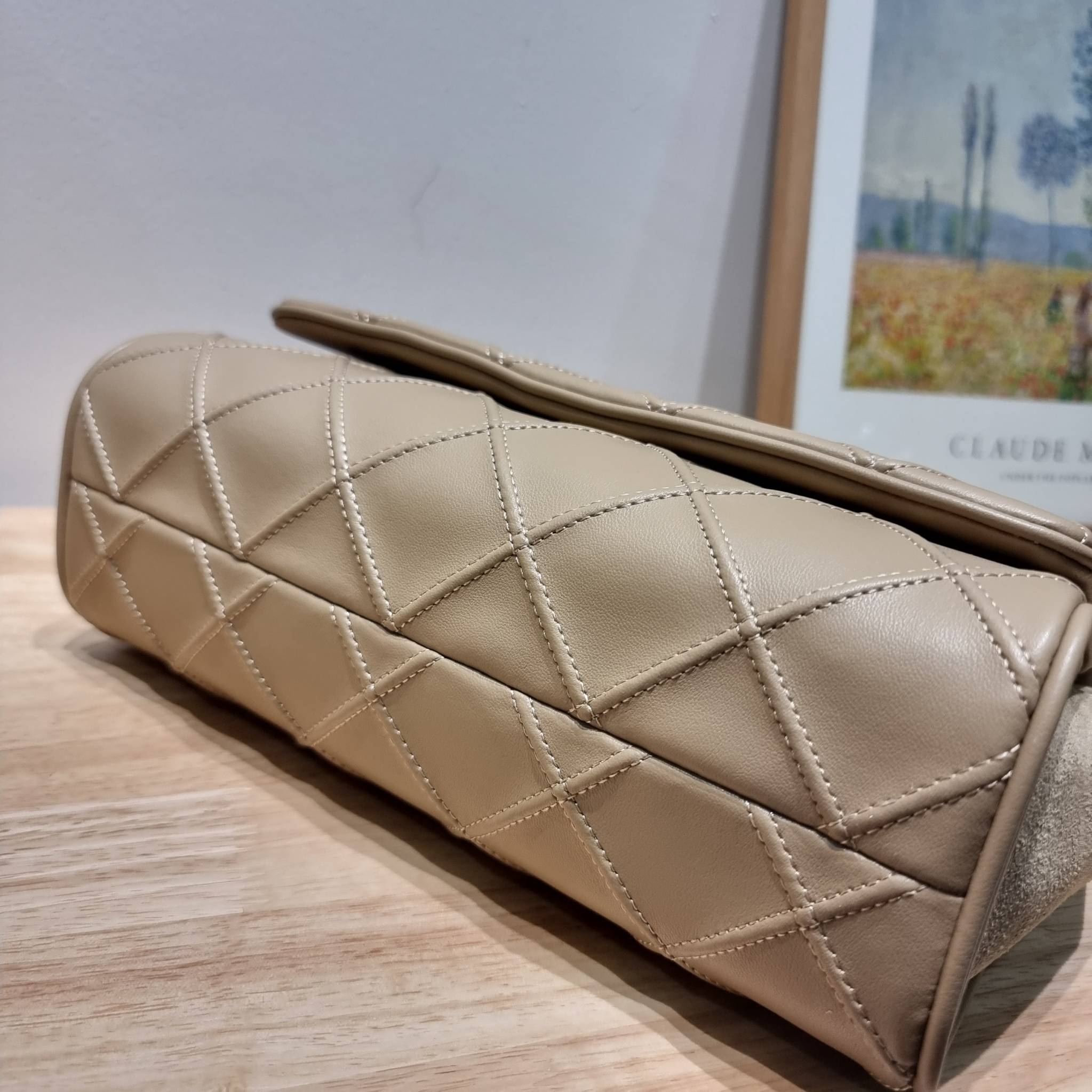 TORY BURCH FLEMING SOFT CONVERTIBLE SHOULDER BAG รุ่นหายาก กับดีไซน์ใหม่ล่าสุด มาพร้อมเสิร์ฟความสวยถึงบ้านไปเลย กับกระเป๋าสะพายไหล่ขนาดกำลังสวย หนังแท้นิ่มเต็มใบ สัมผัสสบายมือ