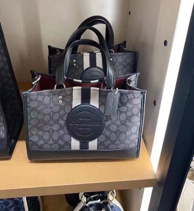 พร้อมส่ง 4ลาย 🌈ไม่มีในช๊อปไทยจร้าา😘 COACH DEMPSEY CARRYALL IN SIGNATURE JACQUARD WITH STRIPE AND COACH PATCH (C2826,C1527,C4113) พร้อมส่งความสวย! คุณภาพจัดเต็มค่ะ กระเป๋าทรงTote วัสดุ Jackquard+หนังแท้ ได้ลงตัวสวยงาม ด้านหน้ามีโลโก้แบรนด์ว