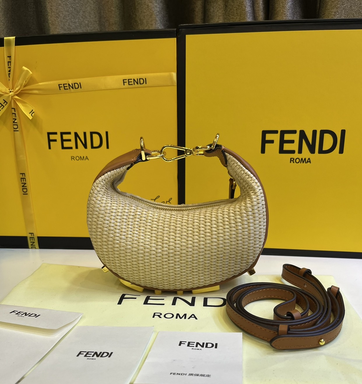 FENDI Nano Fendigraphy Natural raffia charm / Fendi hobo bag 20cm พร้อมส่ง กระเป๋าสะพายไหล่เฟนดิ Natural straw รุ่นใหม่ สวยหรู **สินค้าเกรดออริจินอล 1:1 สลับแท้