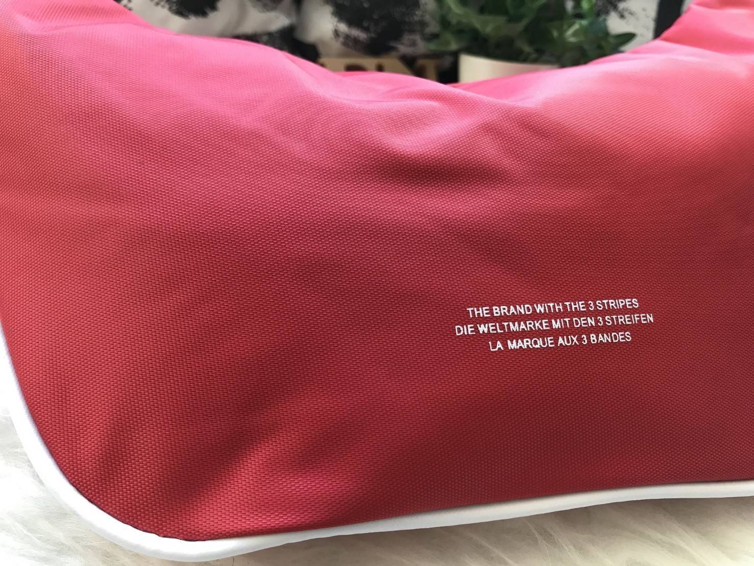 ADIDAS ORIGINALS ADICOLOR WAIST BAG ของมันต้องมี!! กระเป๋าคาดอก/คาดเอวสุดชิค ดีไซน์เรียบง่าย แต่สะพายแล้วเท่ คลาสสิคสุดๆ!! วัสดุ Nylon+Polyester กันน้ำได้ เปิด-ปิดฝากระเป๋าด้วยซิป หัวซิปปั๊มแบรนด์เป็น signature ภายในมีช่องโล่งกว้าง ใส่ของได้พอสมควร ใส่มือ