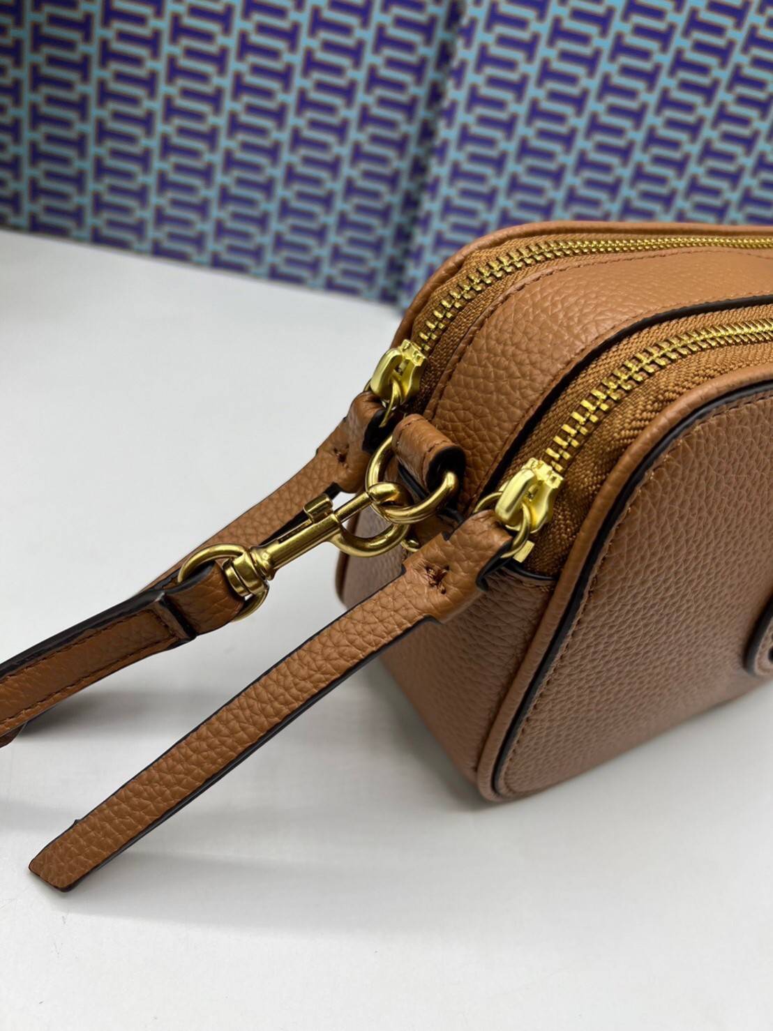 TORY BURCH Miller Mini Crossbody Bag / TORY CAMERA BAG / TORY BAG พร้อมส่ง 5 สี กระเป๋าสะพายใบเล็กมินิมอลในรูปทรงใหม่ที่คล่องตัว