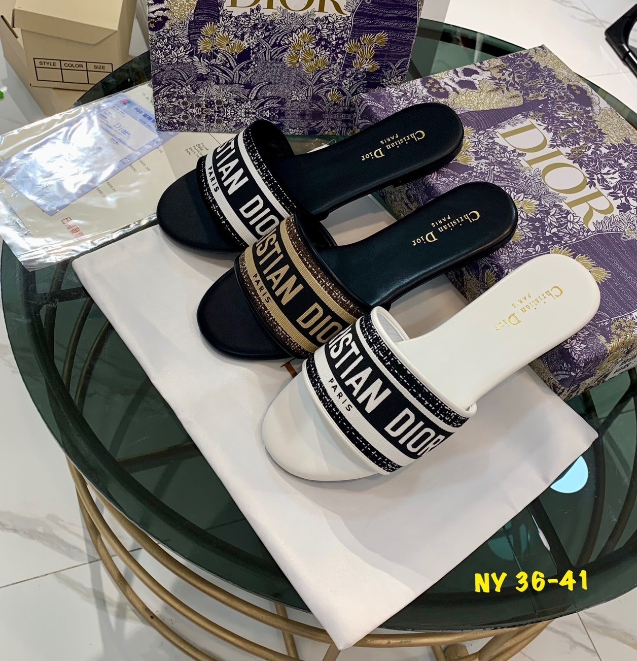 พร้อมส่ง Dior Sandals รองเท้าแตะดิออ งานคัดเกรดคุณภาพทอละเอียด ปั้มแบรนด์ พื้นยางกันลื่นอย่างดี กระชับเท้า ใส่สบายเดินได้นาน ไม่เจ็บไม่บีบเท้า สวยเกินราคา ภาพถ่ายจากงานจริง สวยตรงปกค่ะ