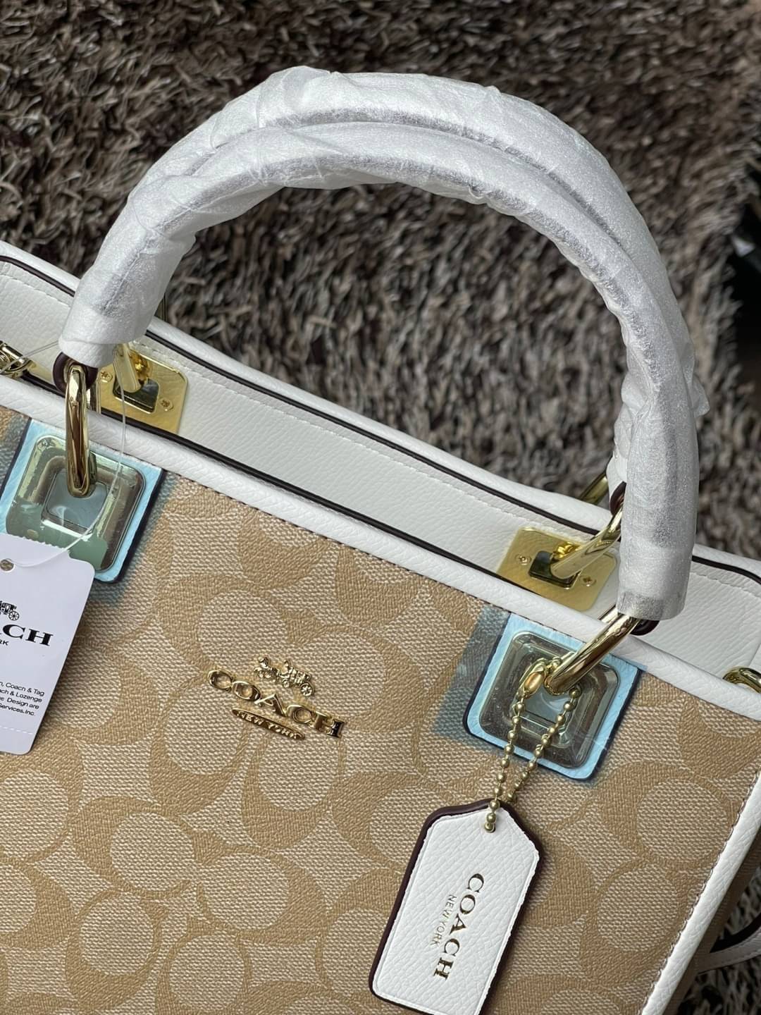 Coach Perry Tote Classic Bag F57568 รุ่นใหม่ล่าสุด กระเป๋ารูปทรงสี่เหลี่ยมสุดคลาสสิก เป็นกระเป๋าอเนกประสงค์ที่สามารถใช้ได้แทบทุกโอกาส ไม่ว่าจะไปเรียน, ไปทำงาน, ไปเที่ยว หรือแม้แต่ไปชอปปิง ด้วยขนาดที่กำลังดี ไม่ใหญ่เทอะทะ แต่ก็ไม่เล็กจนเกินไป มาพร้อมหูหิ้ว