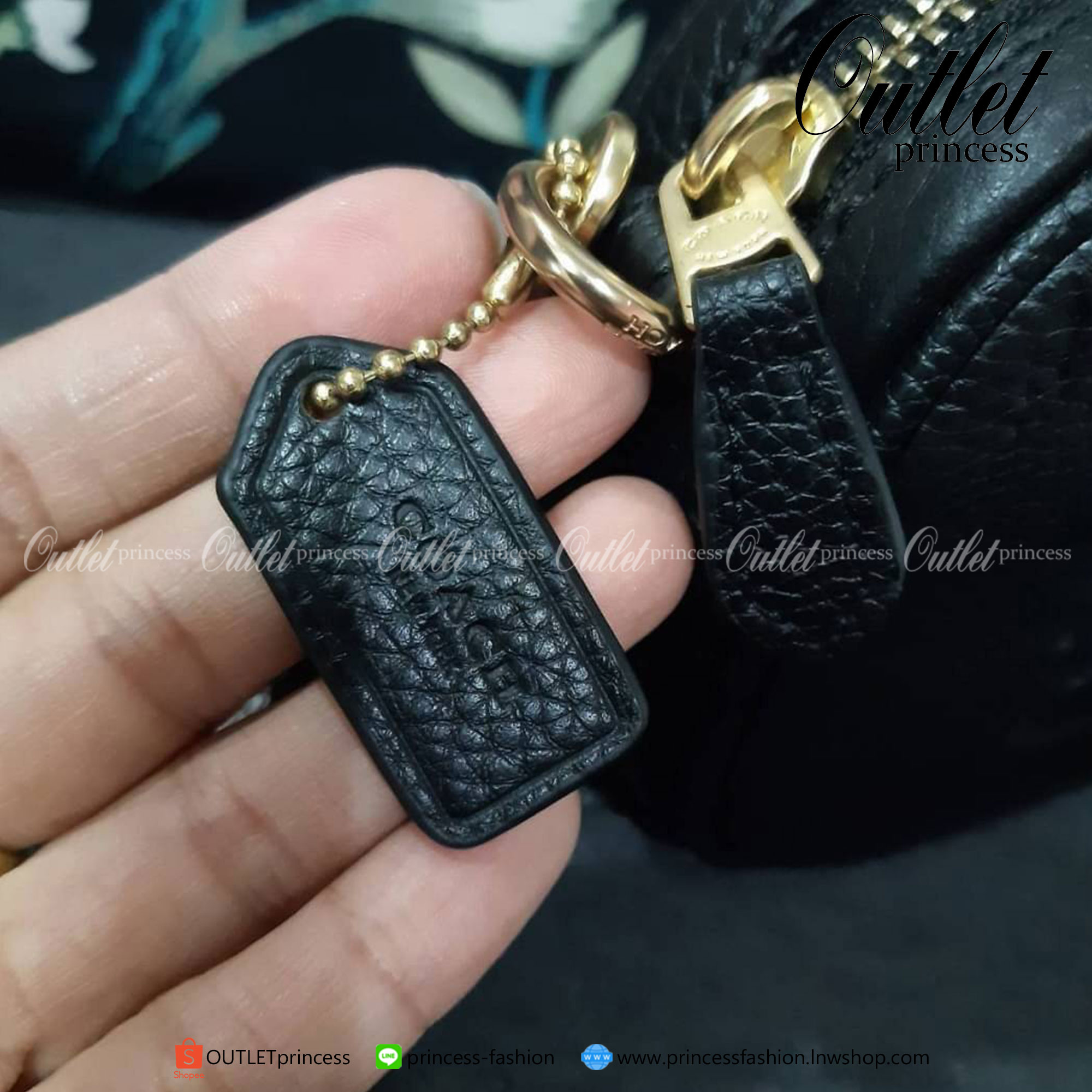 COACH JES CONVERTIBLE BELT BAG IN COLORBLOCK 2IN1 !! กระเป๋าคาดอก/สะพายข้าง ใช้ได้ถึง 2 แบบ!! คุ้มค่ามากที่สุด!! วัสดุหนัง pepble ดีไซน์เรียบ แต่หรู ภายในเป็นช่องโล่ง ใบนี้สาวๆที่ไม่ชอบพกของเยอะ เหมาะมากๆน้า 🙇♀️ ของดีราคาจับต้องได้ ไอเท็มนี