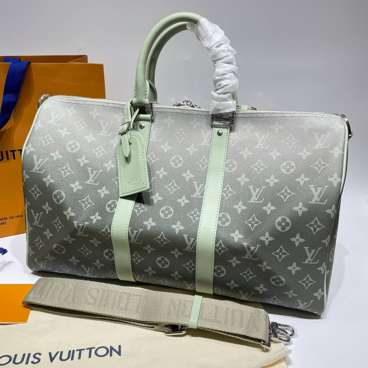 LV Keepall Bandoulière 45 Monogram Gradient Khaki green กระเป๋าเดินทางสุดคลาสสิค สีใหม่สีเขียวกากีไล่สี ได้อย่างลงตัวสวยงาม ไอเท็มที่จะทำให้การเดินทางไม่ธรรมดาอีกต่อไป