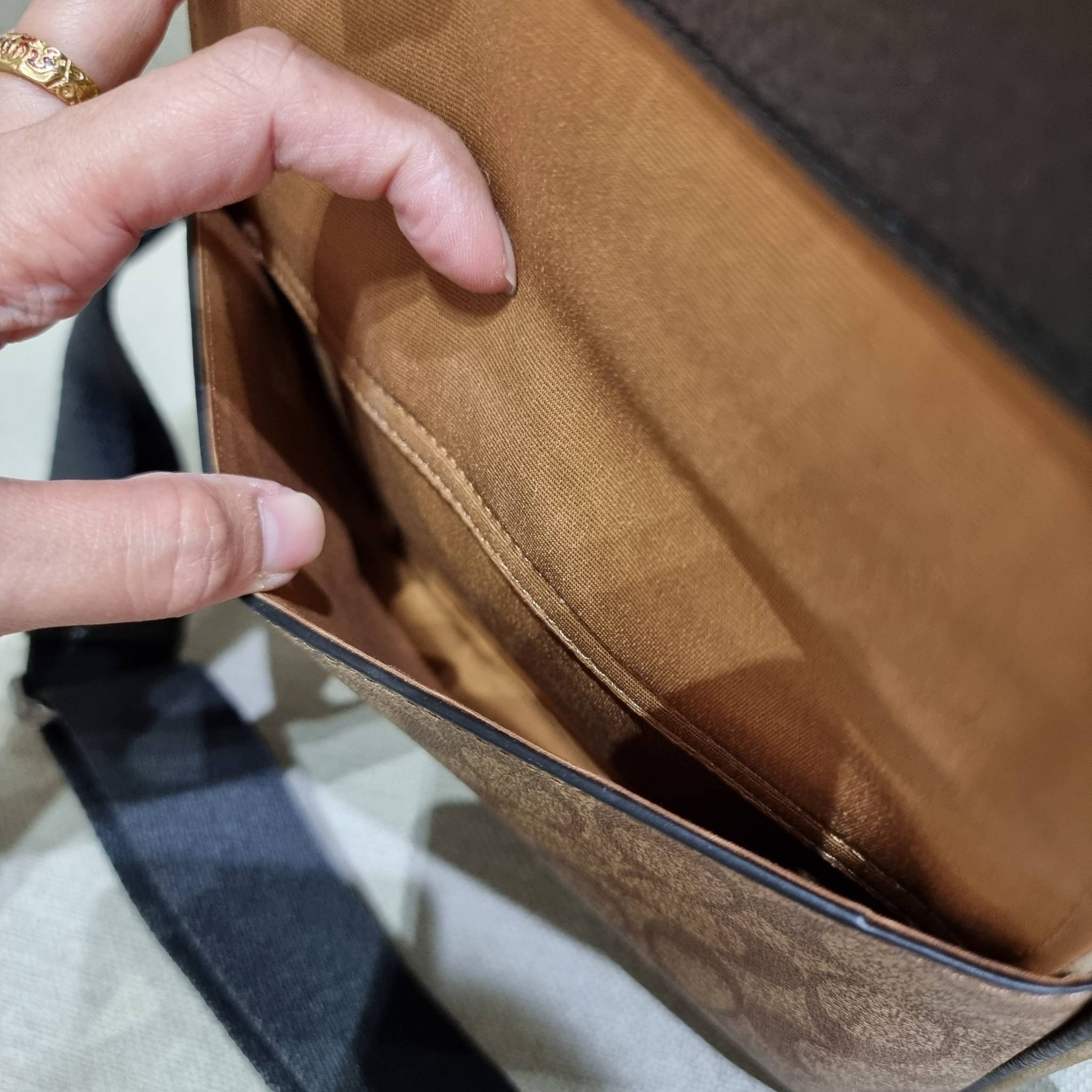 COACH C6080 HUDSON CROSSBODY IN BLOCKED SIGNATURE CANVAS ยกความคูลมาให้หนุ่มๆถึงที่!! ไอเท็มเด็ดหายาก กระเป๋าสะพายข้างดีไซน์ตัดสี เท่ไม่ซ้ำ วัสดุหนังแคนวาสสลับหนัง pepble ทนทาน ใช้งานง่าย ด้วยฝาปิดแบบกระดุมแม่เหล็กด้านหน้า และซิปที่ช่องหลัก ใช้ของได้เลยแบ