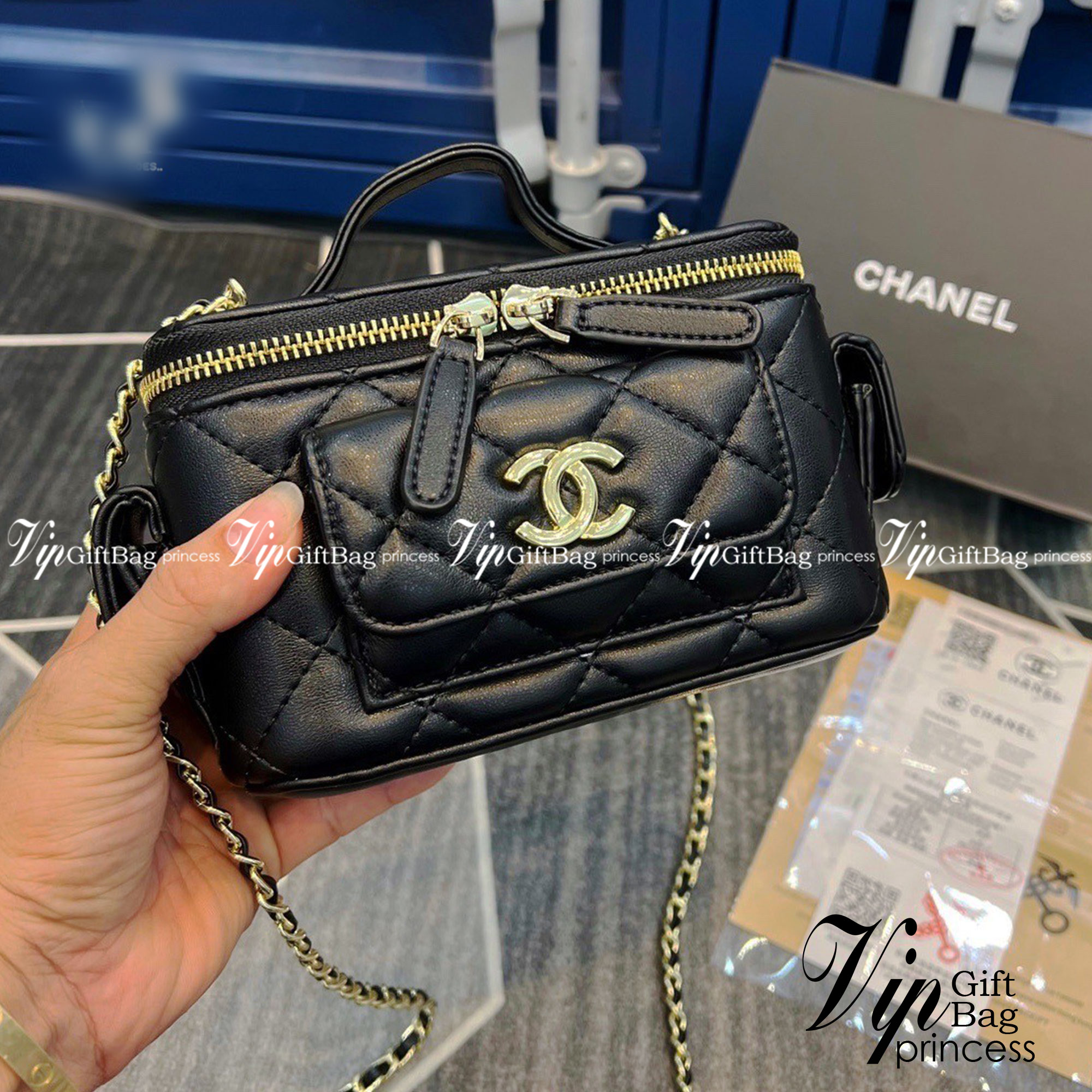 CHANEL vanity with chain top handle Lambskin & Gold-Tone Metal กระเป๋าทรงกล่องน่ารัก คิ้วๆ vanity งานจริงสวยมากๆ มาพร้อมอุปกรณ์ครบชุด พร้อมส่งที่ไทย ภาพถ่ายจากงานขายจริง ใช้งานต่างประเทศได้