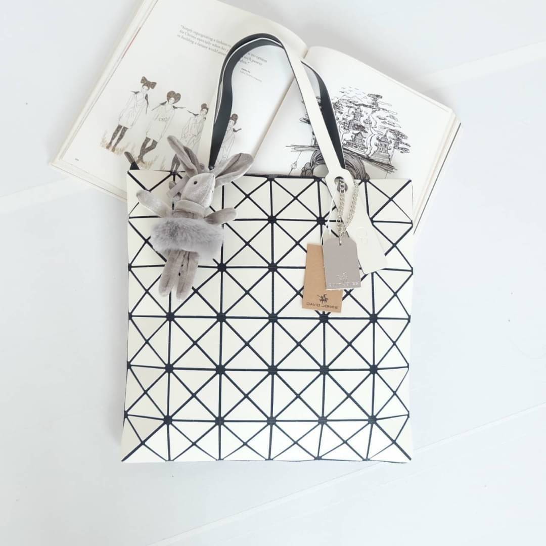 ทรงสุดฮิตจากแบรนด์ David Jones รุ่น Candy color ใบนี้ มาพร้อมกับน้องกระต่าย สีเข้า set กับกระเป๋าคะ กระเป๋า ทรง Tote