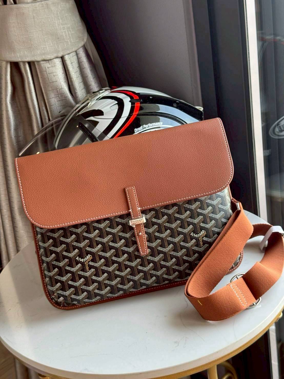 ORI หนังแท้ | Goyard Coursier Messenger bag กระเป๋าทรงแมสเซ็นเจอร์ดีไซน์ใหม่เพรียวบาง น้ําหนักเบากะทัดรัด ภายในมีช่องหลักขนาดใหญ่และกระเป๋า มีช่องด้านหลังสําหรับจัดเก็บสิ่งจําเป็นในชีวิตประจําวัน