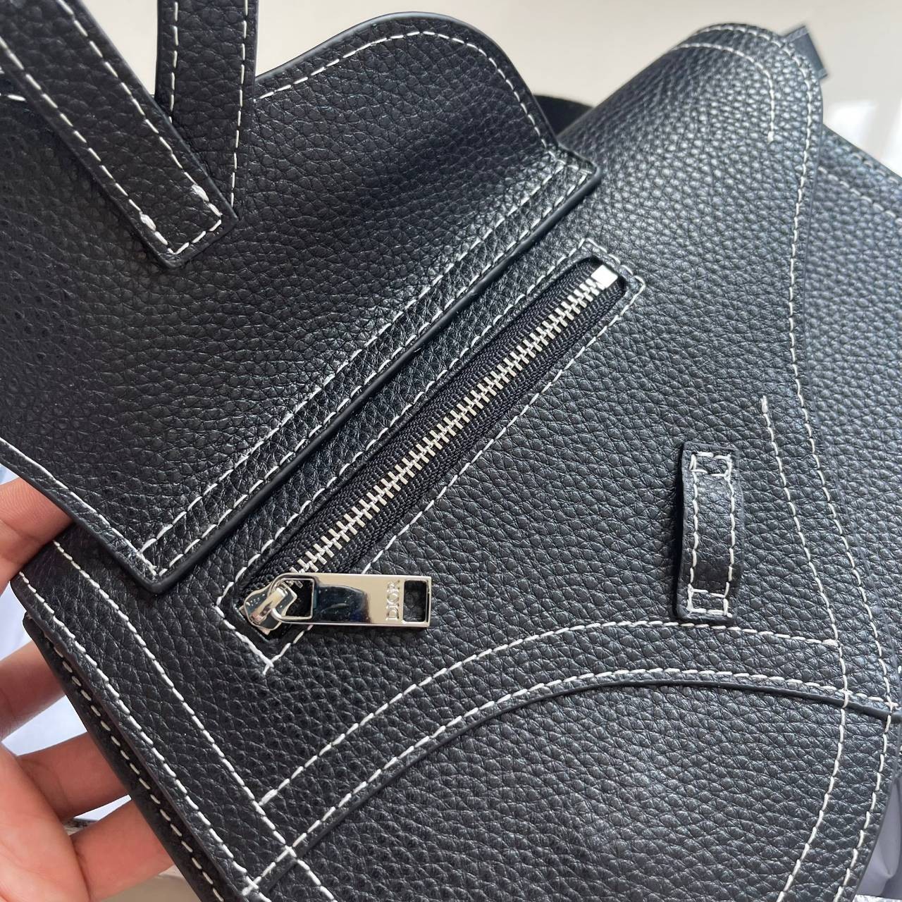 หนังแท้ CHRISTIAN DIOR SADDLE POUCH Black Grained Calfskin / DIOR SADDLE MESSENGER BAG พร้อมส่งที่ไทย กระเป๋า Saddle pouch คู่ใจขนาดกะทัดรัดและเหมาะสำหรับใช้ในชีวิตประจำวัน สีดำคลาสสิกเดินด้ายขาวตัดกัน เกรดออริจินอลหนังแท้ทั้งใบ ภาพสินค้าถ่ายจากงานขายจริง