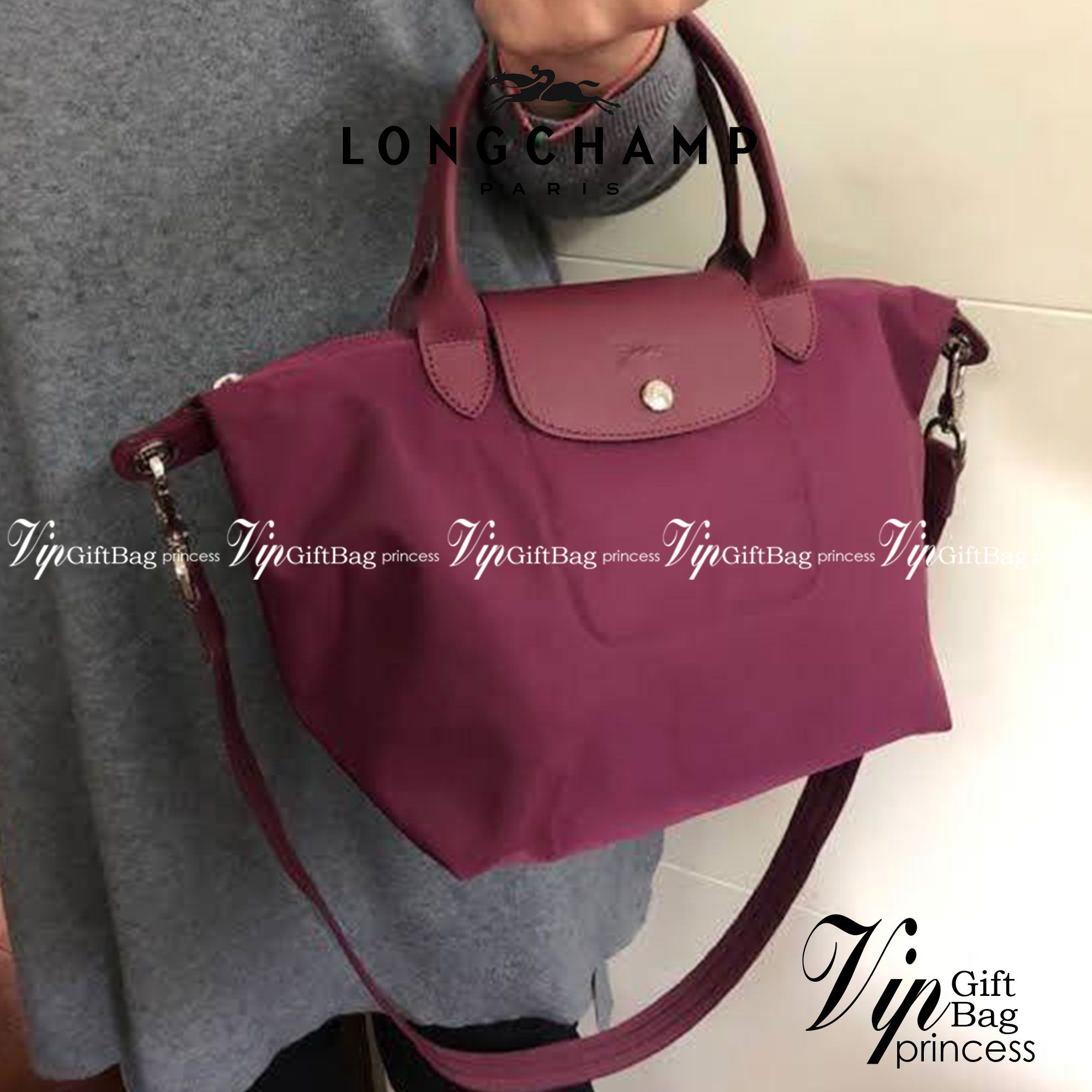 Longchamp Le Pliage Neo Size S มาพบกับกระเป๋ารุ่นยอดนิยม ที่สาวๆ ต้องมีไว้เก็บไว้สักใบ กระเป๋าโท้ทใบนี้ มาพร้อมกับสีที่มีสไตล์เรียบง่าย มีสายสะพายยาวช่วยให้คุณสามารถสะพายไหล่ได้อย่างสบาย ในขณะที่ที่ปิดแบบซิปช่วยให้คุณมั่นใจได้ว่าของด้านในมีความปลอดภัย Le 
