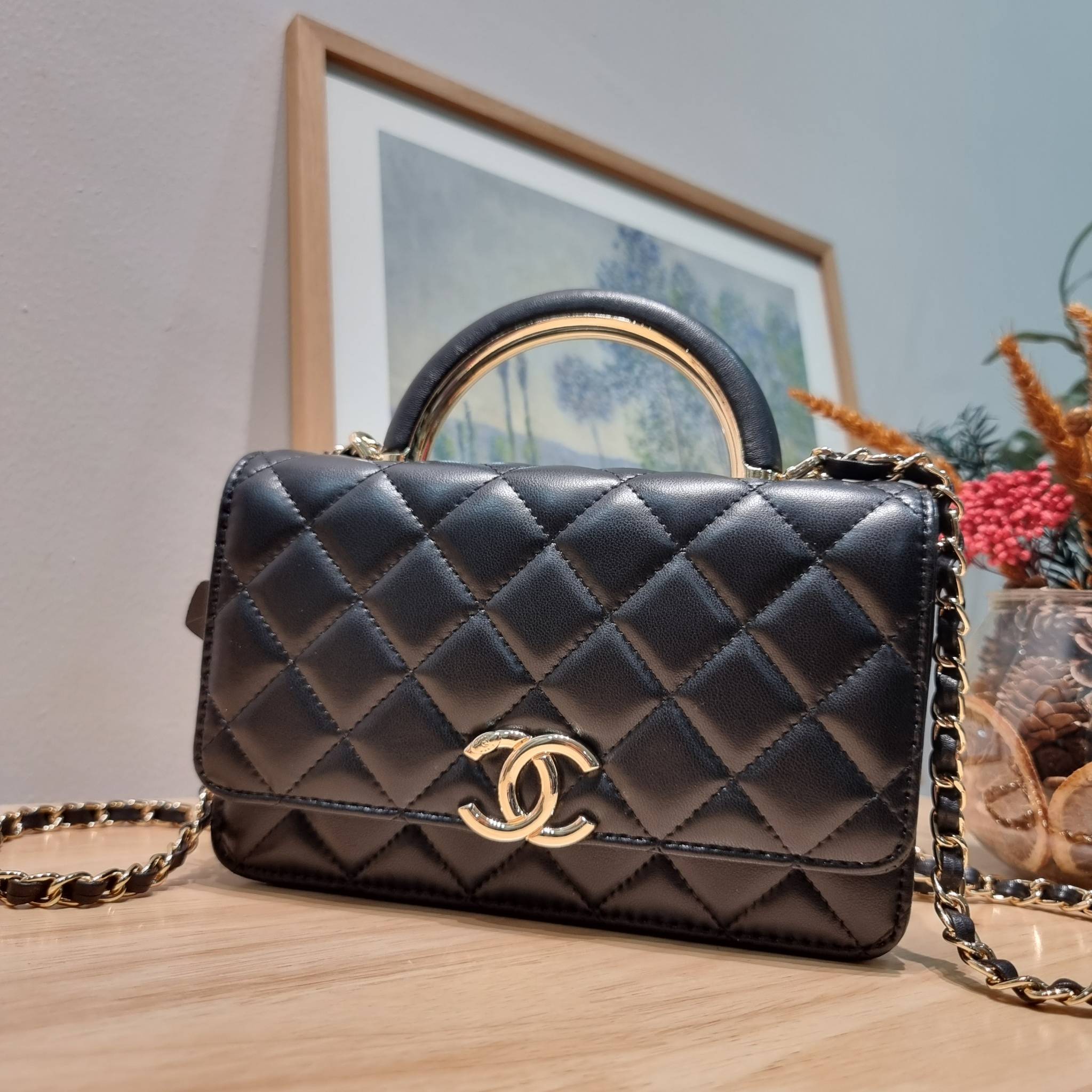CHANEL woc with top handle black / CHANEL WALLET ON CHAIN กระเป๋าสะพายข้างไซส์กำลังดี สวยหรู ดีไซน์คลาสสิคผสานกิมมิคประจำแบรนด์ ทำให้ไอเท็มนี้เพิ่มมูลค่าขึ้นไปอีก สร้างสรรค์ตัวกระเป๋าด้วยหนังแกะ สัมผัสสบายมือ ใช้งานสะดวกด้วยกระดุมแม่เหล็ก ภายในกระเป๋าแบ่ง