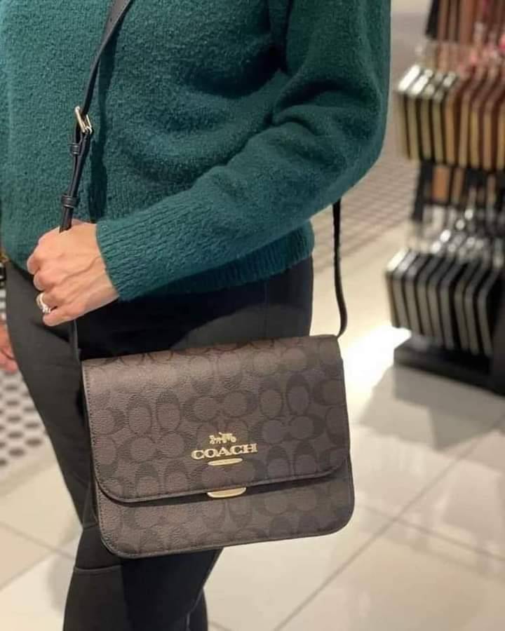 COACH BRYNN FLAP CROSSBODY IN SIGNATURE CANVAS (COACH C5633)🍁สวยหรู ทะลุ เกินเบอร์มาก//กระเป๋าสะพายข้าง หรือจะถือเป็นครัชก็เก๋แบบเลิศๆ>> มีสายยาวถอดได้ ปรับระดับได้ //วัสดุหนังแคนวาส ตกแต่งดีเทลหรูด้วยหนังแท้ และอะไหล่สีทอง งานสวย คมกริบ //เ