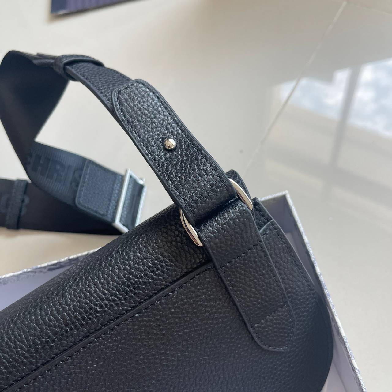 หนังแท้ CHRISTIAN DIOR SADDLE POUCH Black Grained Calfskin / DIOR SADDLE MESSENGER BAG พร้อมส่งที่ไทย กระเป๋า Saddle pouch คู่ใจขนาดกะทัดรัดและเหมาะสำหรับใช้ในชีวิตประจำวัน สีดำคลาสสิก เกรดออริจินอลหนังแท้ทั้งใบ ภาพสินค้าถ่ายจากงานขายจริง ใช้งานต่างประเทศ