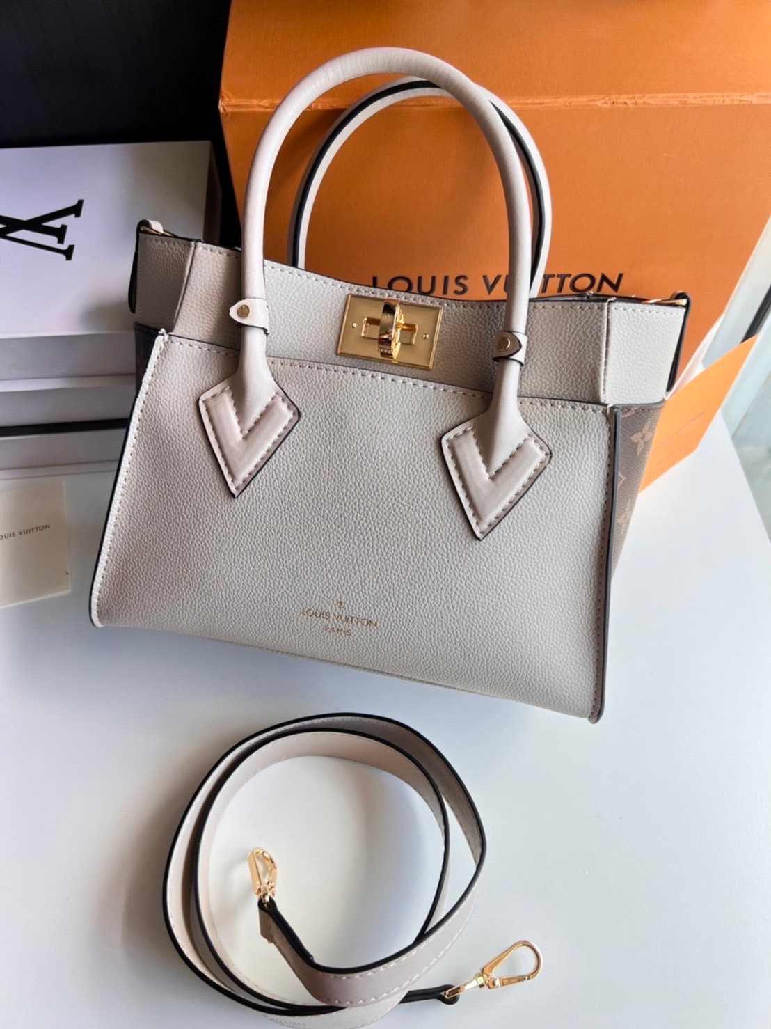 หนังแท้ LV On My Side PM กระเป๋าโท้ทขนาดกะทัดรัดที่ผลิตจากหนังลูกวัวเนื้อนุ่ม เกรดออริจินอล ภาพสินค้าถ่ายจากงานขายจริง ใช้งานต่างประเทศได้