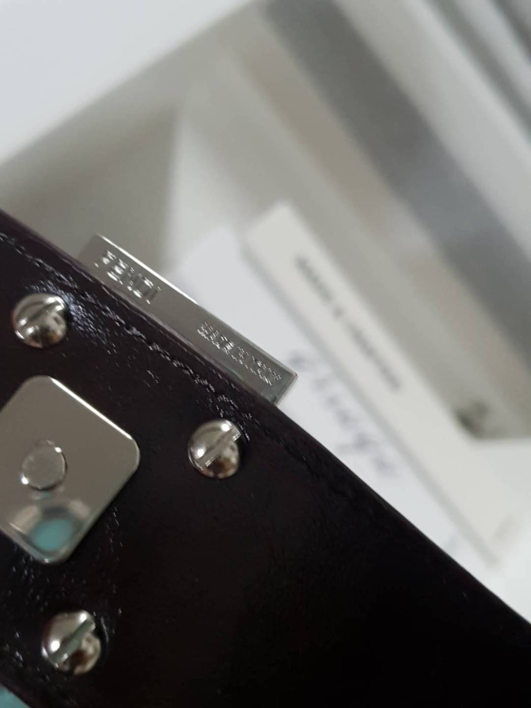 รุ่นใหม่แนะนำ!! FENDI BAGUETTE BROWN FABRIC BAG (GWP) พรีเมี่ยมกิ๊ฟ Limited Edition จาก FENDI วัสดุ CANVAS พิมพ์ลายแบรนด์ เปิดปิดด้วยฝาปิดกระดุมแม่เหล็ก ภายในมีช่องใส่ของแยกสองช่องใหญ่ พร้อมช่องซิปอีกช่อง สามารถใส่กระเป๋าสตางค์ยาว iphone เงิน ของจุกจิกได้