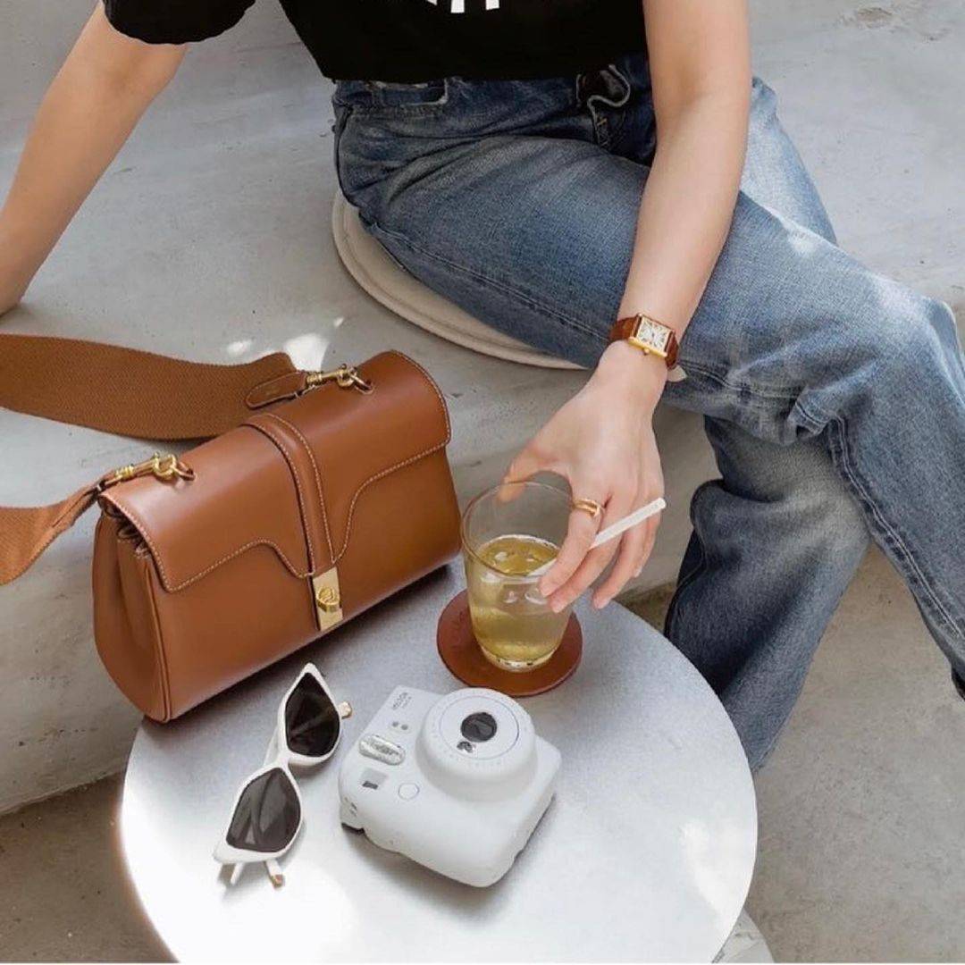 พร้อมส่งความสวย✴️นาทีนี้ต้อง CELINE TRIOMPHE CROSSBODY BAG SMOOTH CALFSKIN VIP GIFT WITH PURCHASE-GWP พรีเมี่ยมกิ๊ฟ Limited Edition จาก CELINE PERFUME DUTY FREE COUNTER วัสดุ หนังแท้ CALFSKIN ดีไซน์สวยหรูสุดคลาสสิคหนังเรียบสวยอยู่ทรงเปิดปิดด้วยฝาปิ