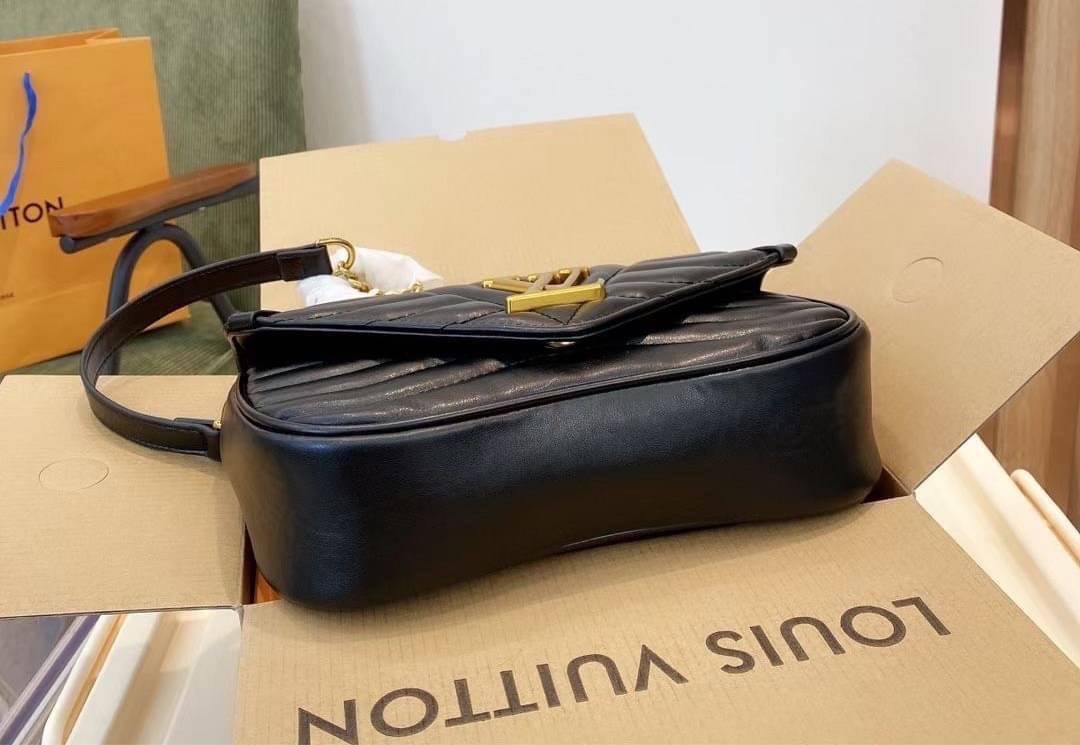 หนังแท้ LOUIS VUITTON New Wave black quilted leather bag พร้อมส่งที่ไทย ภาพสินค้าถ่ายจากงานขายจริง ใช้งานต่างประเทศได้