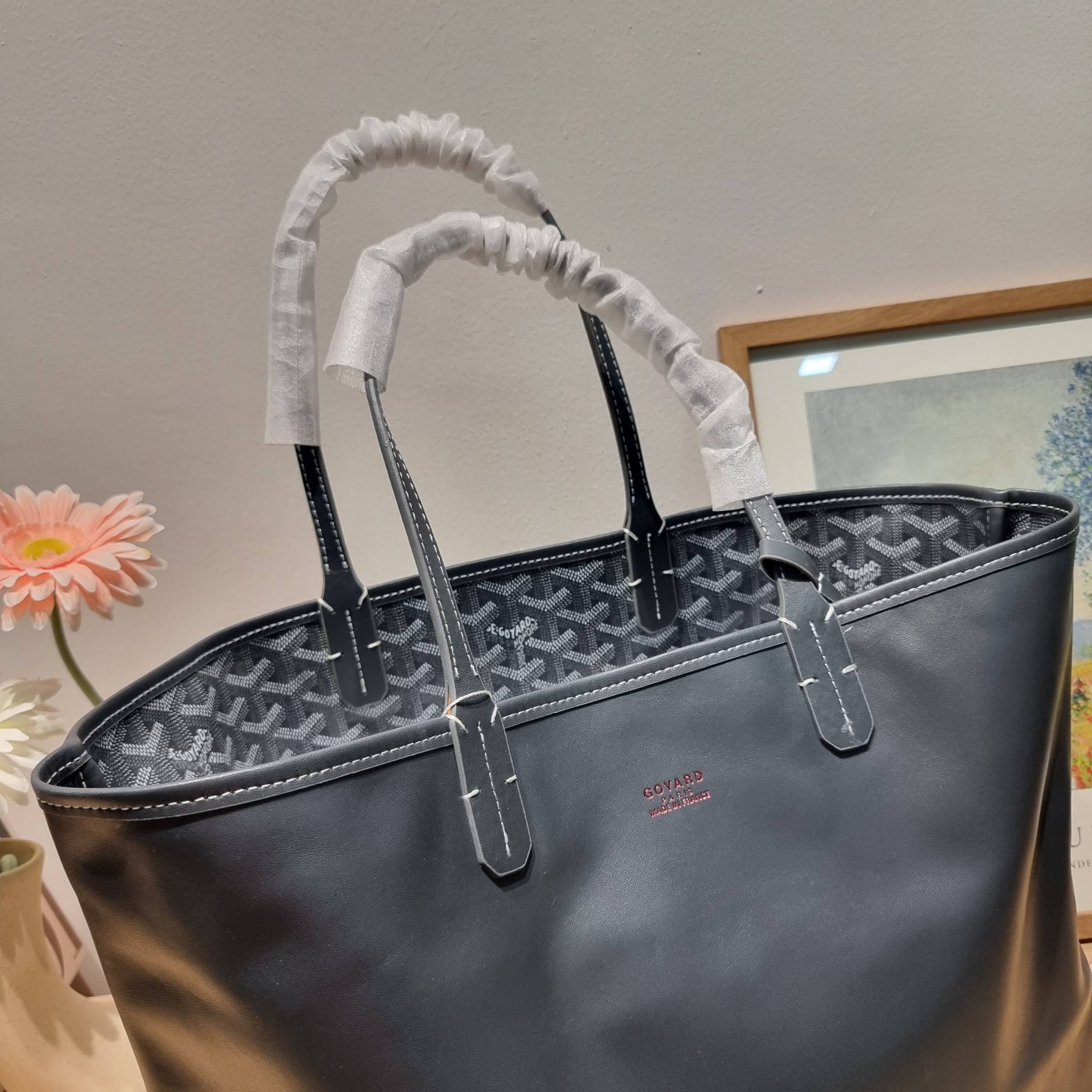 GOYARD ANJOU REVERSIBLE TOTE กระเป๋าสะพายทรงโท้ท ใบใหญ่จุใจ!! กลับด้านใช้ได้ทั้ง 2 ด้าน มาครบสีขายดี เลิศทุกสี รูปทรงคลาสสิค ดีไซน์เป็นเอกลักษณ์ ใช้งานได้หลากหลาย สามารถกลับด้านใช้ได้แบบไม่มีเบื่อ วัสดุหนังแคนวาสพิมพ์ลายสวยคม