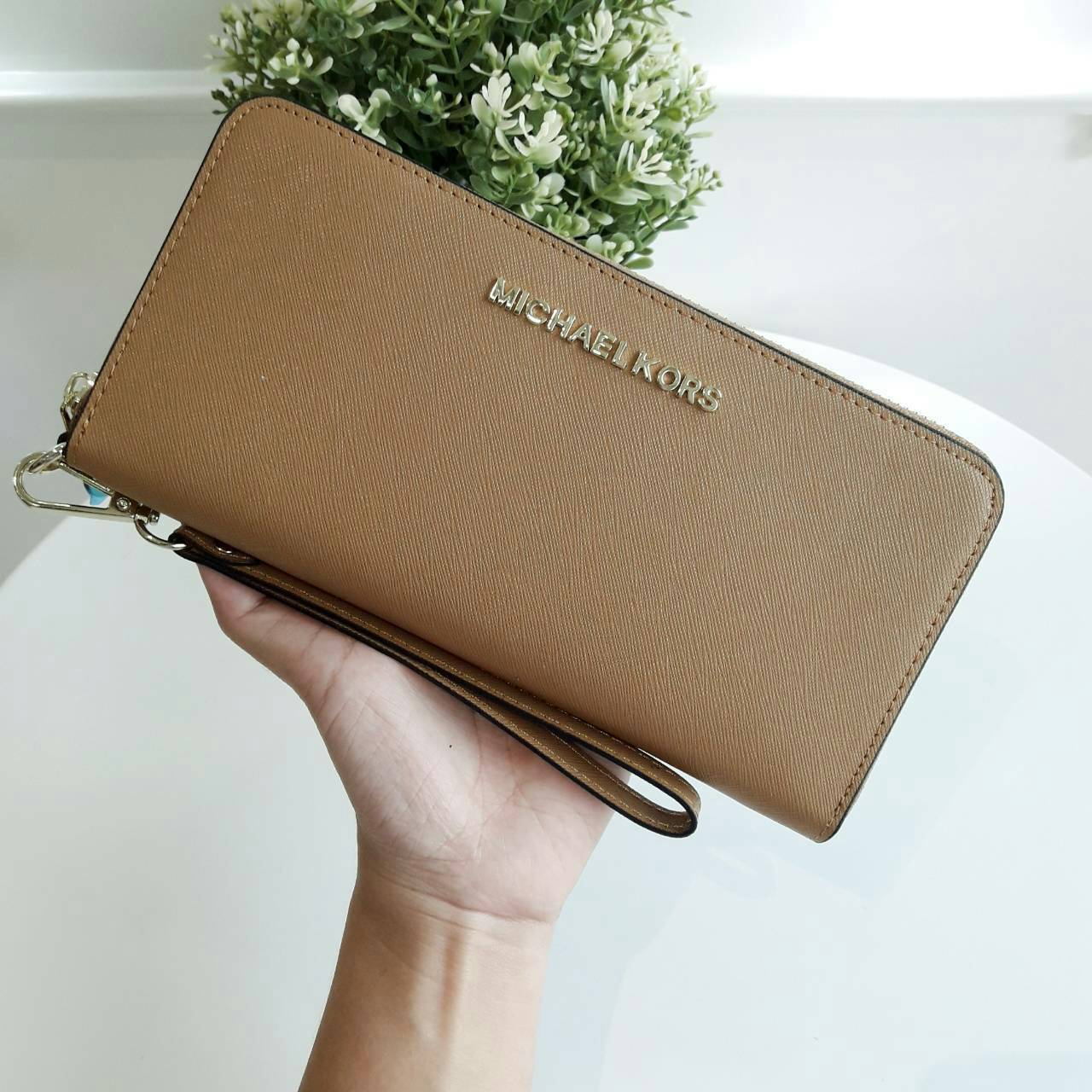 Michael kors saffiano long wallet กระเป๋าสตางค์ใบยาวแบบซิปรอบ วัสดุหนังลาย Saffiano สวยหรูมากๆ ด้านหน้าประดับ logo brand ซิปปั๊มแบรนด์ ภายในช่องใส่บัตร, ธนบัตร และช่องใส่เหรียญ ใส่ iPhone+ ได้ค่ะ มาพร้อมสายคล้องข้อมืออีก 1 เส้น ใบนี้คุ้มเกินราคา รับประกัน