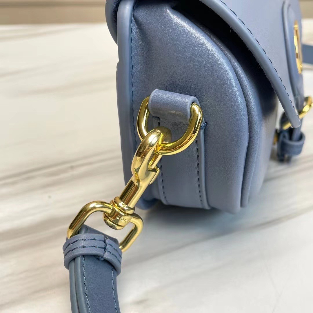 หนังแท้ DIOR BOBBY EAST-WEST BAG พร้อมส่งที่ไทย งานหนังแท้ทั้งใบเกรดออริจินอล ภาพสินค้าถ่ายจากงานขายจริง ใช้งานต่างประเทศได้ รุ่นใหม่ในฤดูกาลนี้ เพิ่มความทันสมัยให้กับซิลลูเอทของ Hobo ผ่านเส้นสายที่สง่างามและสัดส่วนที่กลมกลืนกัน สไตล์หนังลูกวัว โดดเด่นด้ว